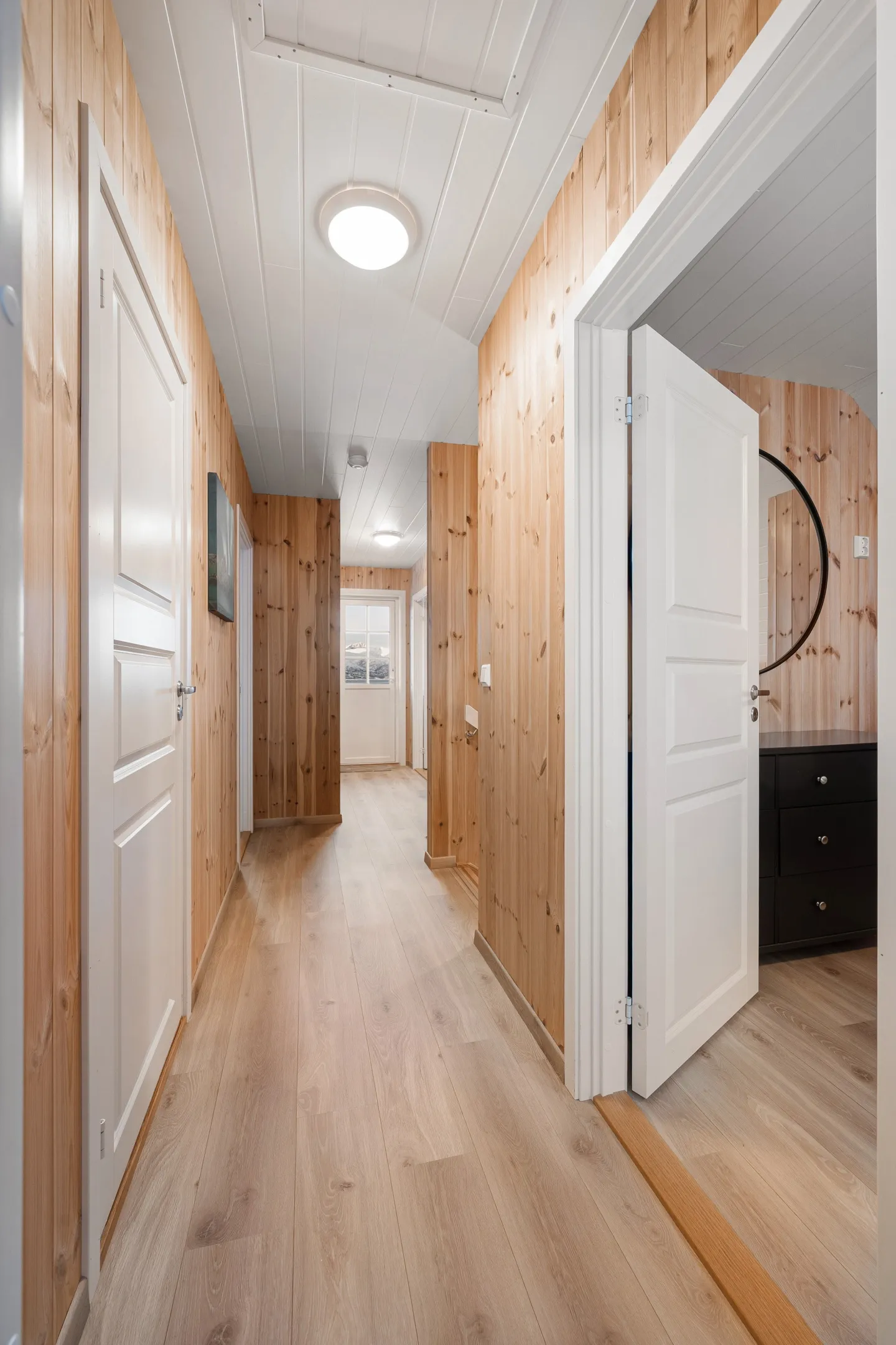 Modern 4-Bedroom Waterfront House in Lødingen with Private Garden - View image 24 of 58