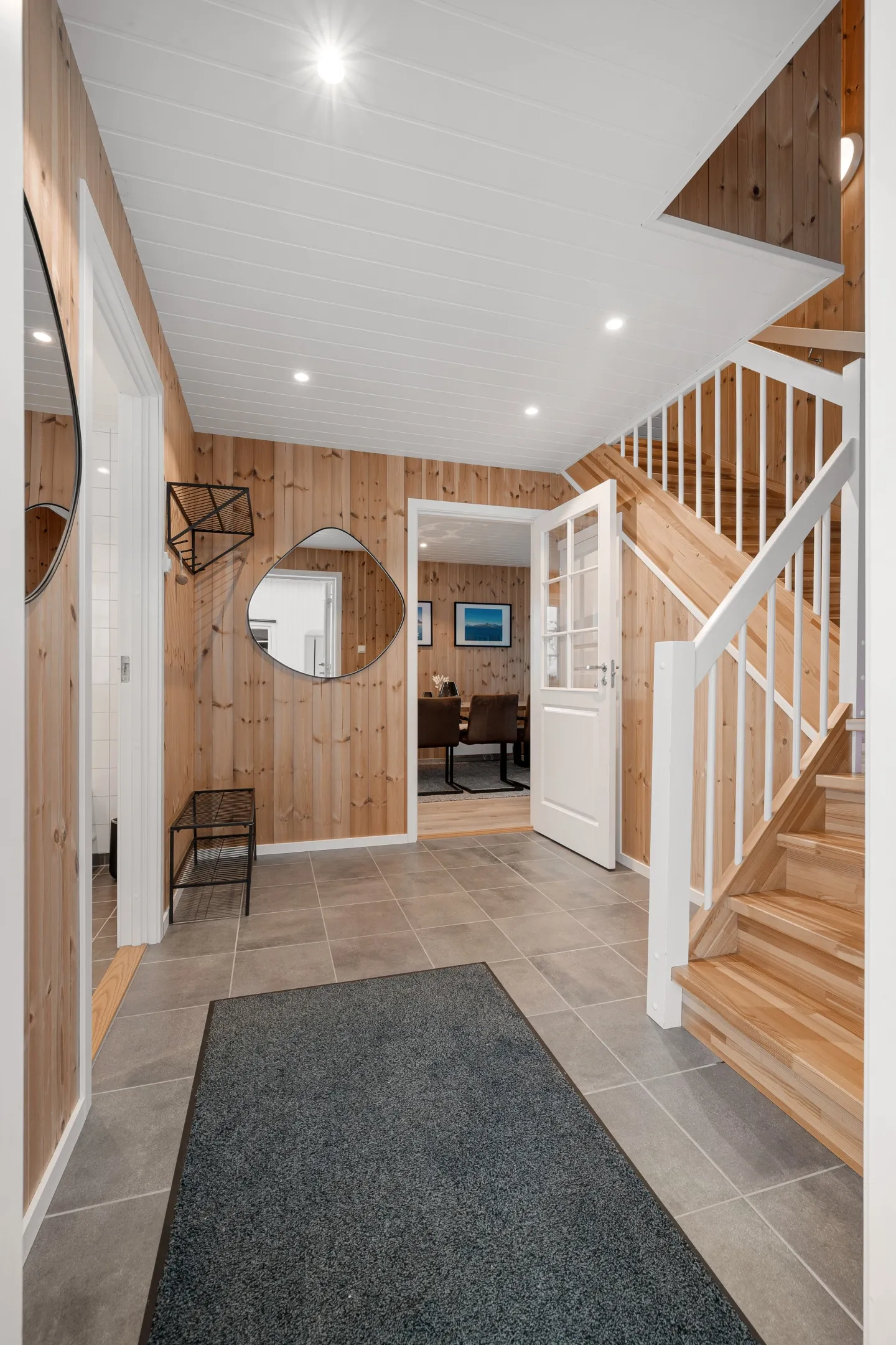 Modern 4-Bedroom Waterfront House in Lødingen with Private Garden - View image 25 of 58