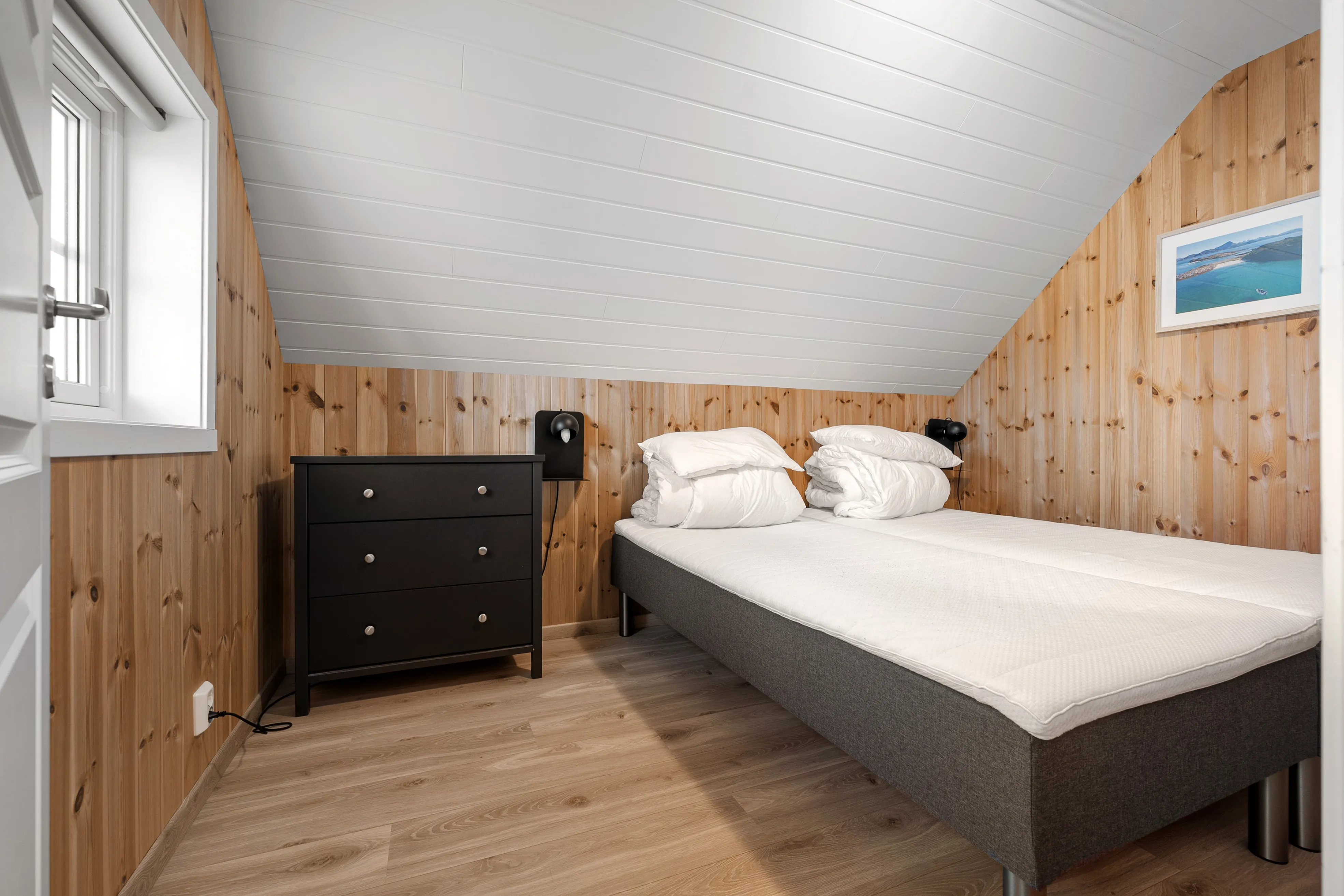 Modern 4-Bedroom Waterfront House in Lødingen with Private Garden - View image 27 of 58