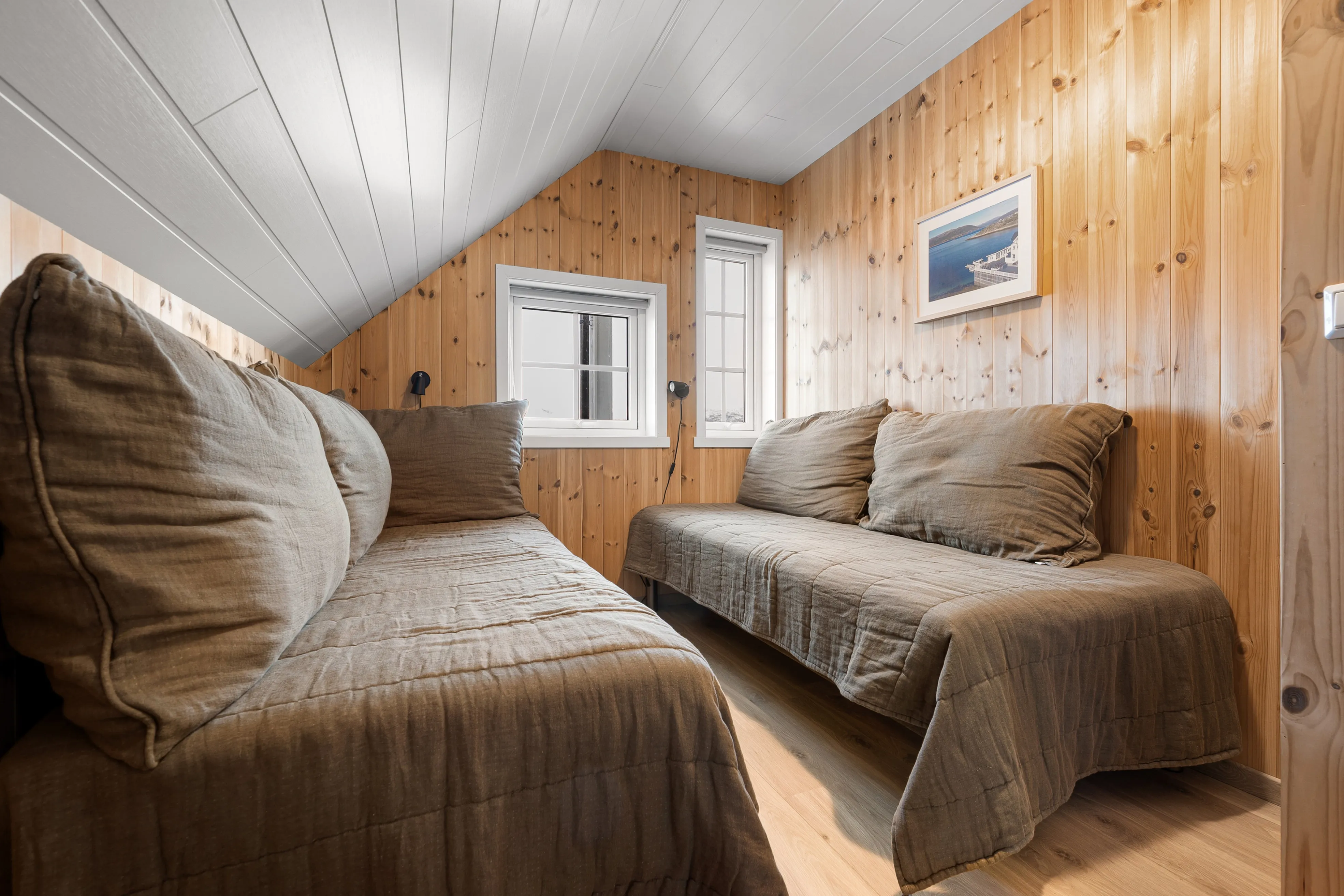 Modern 4-Bedroom Waterfront House in Lødingen with Private Garden - View image 28 of 58