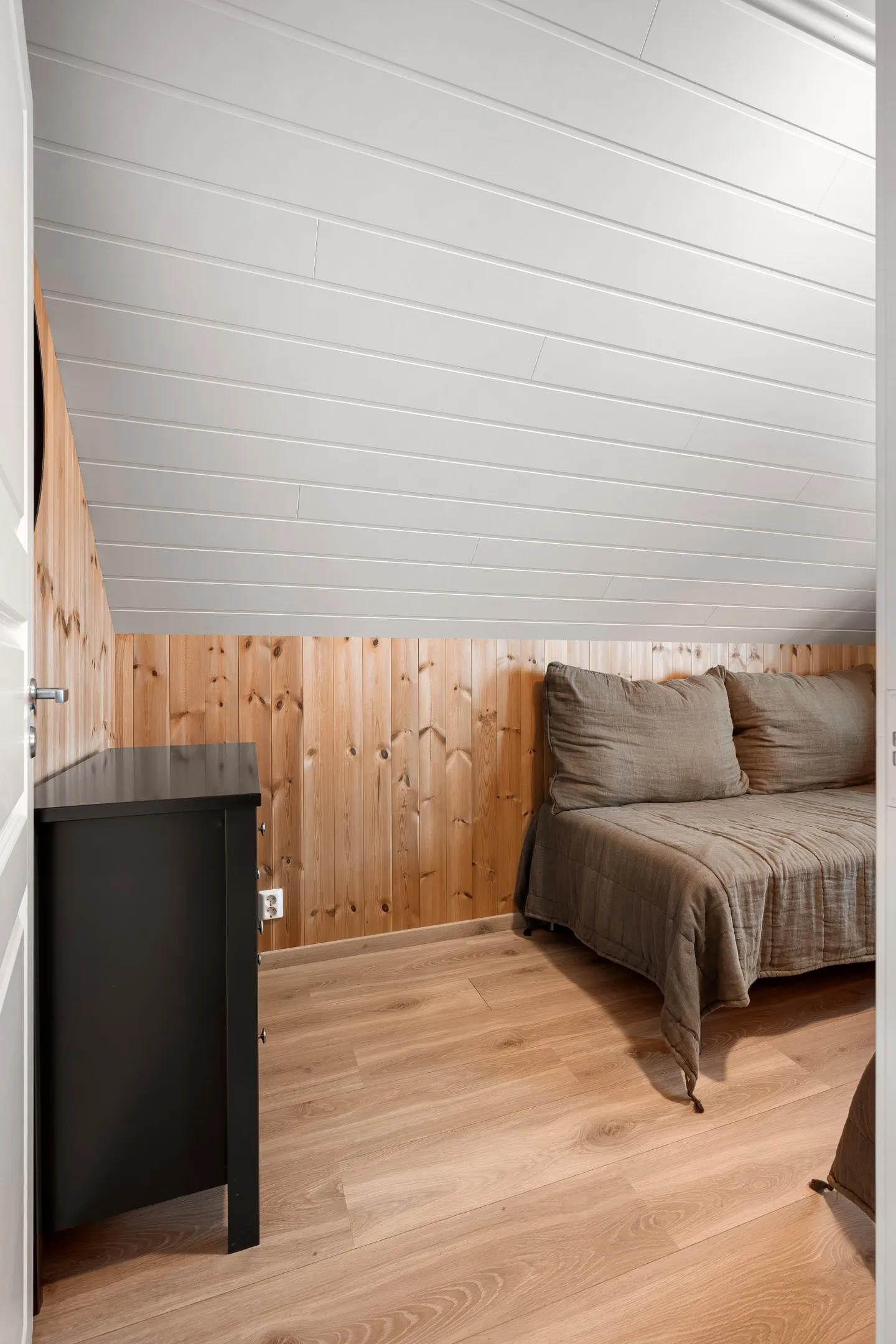 Modern 4-Bedroom Waterfront House in Lødingen with Private Garden - View image 29 of 58