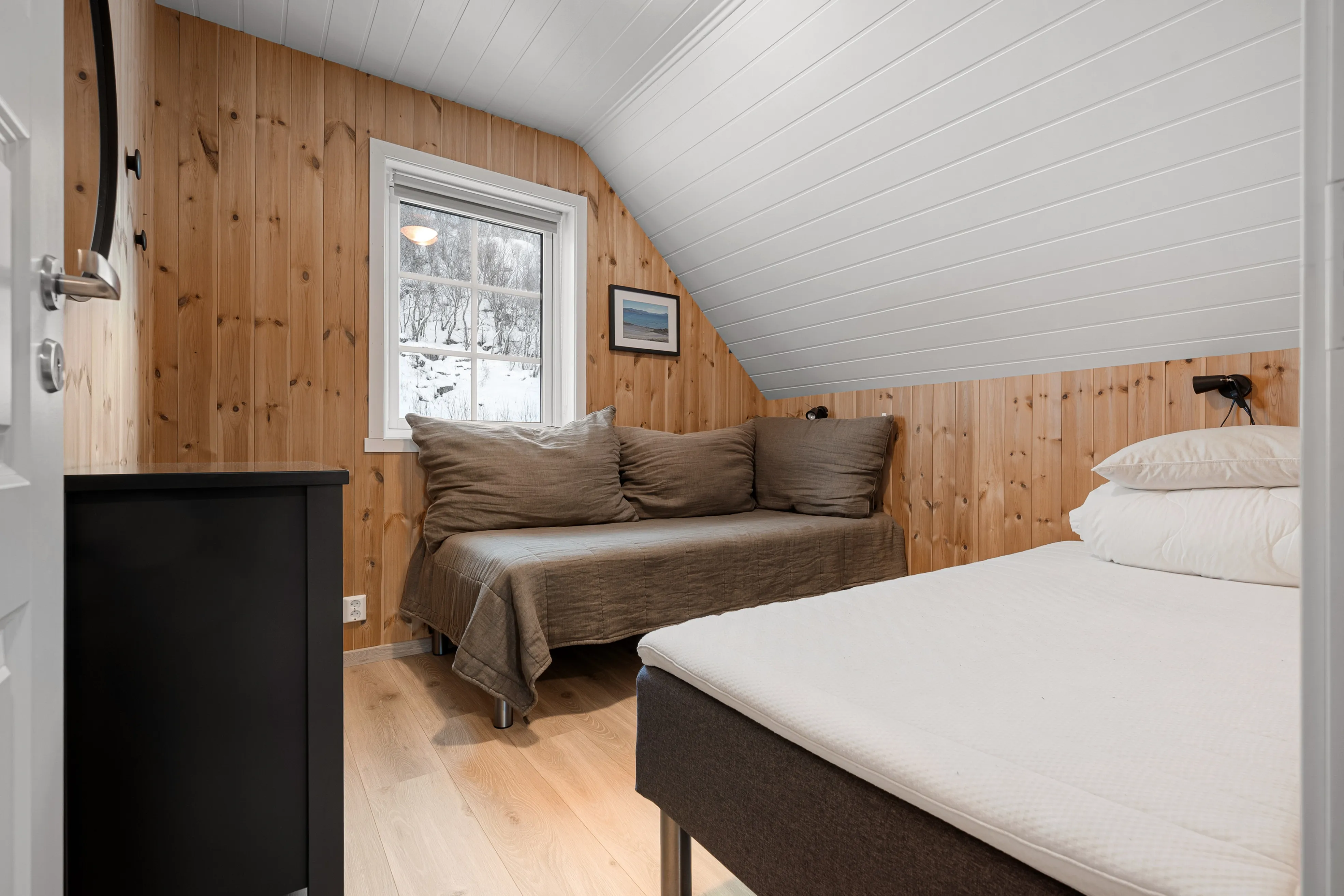 Modern 4-Bedroom Waterfront House in Lødingen with Private Garden - View image 30 of 58