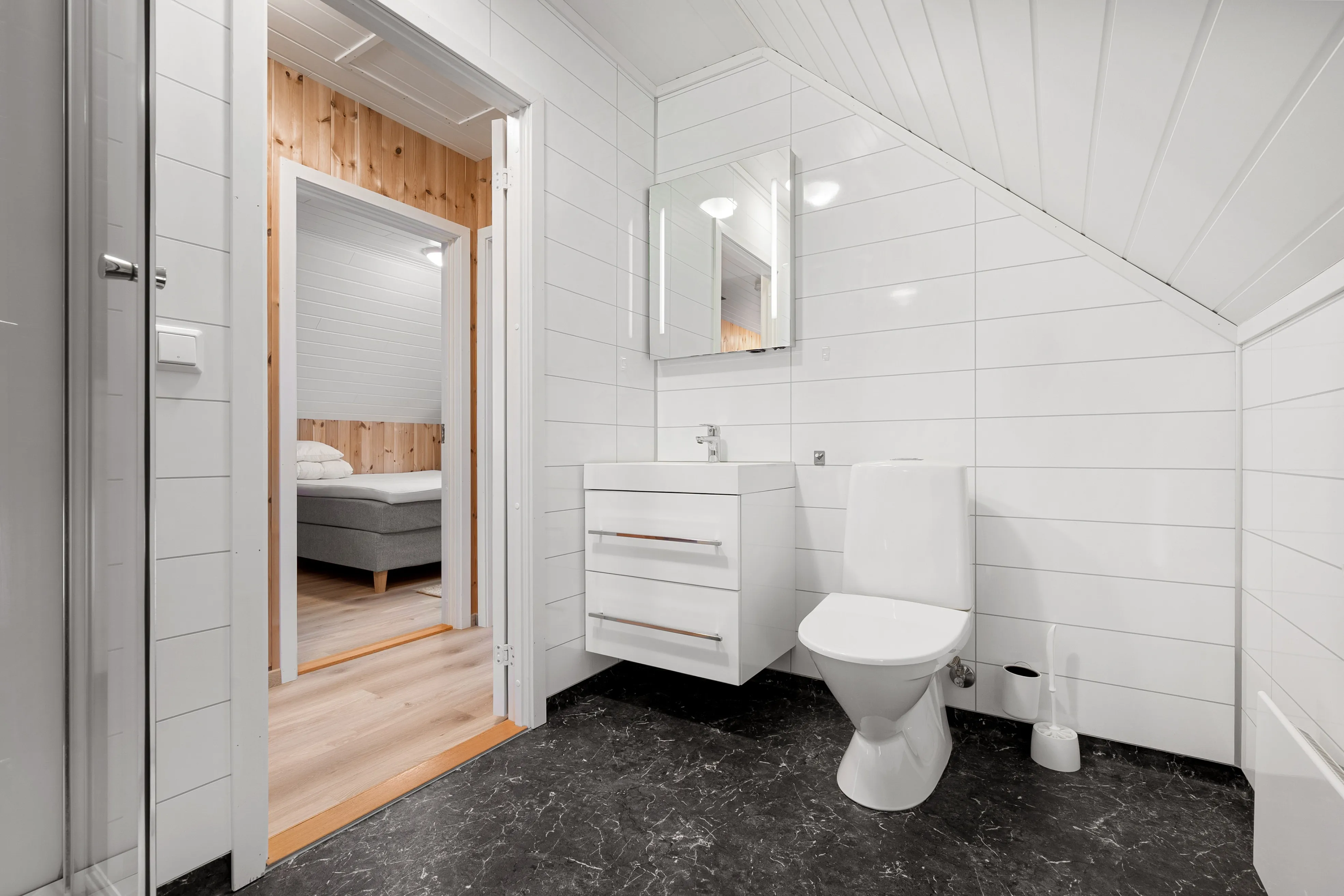 Modern 4-Bedroom Waterfront House in Lødingen with Private Garden - View image 32 of 58