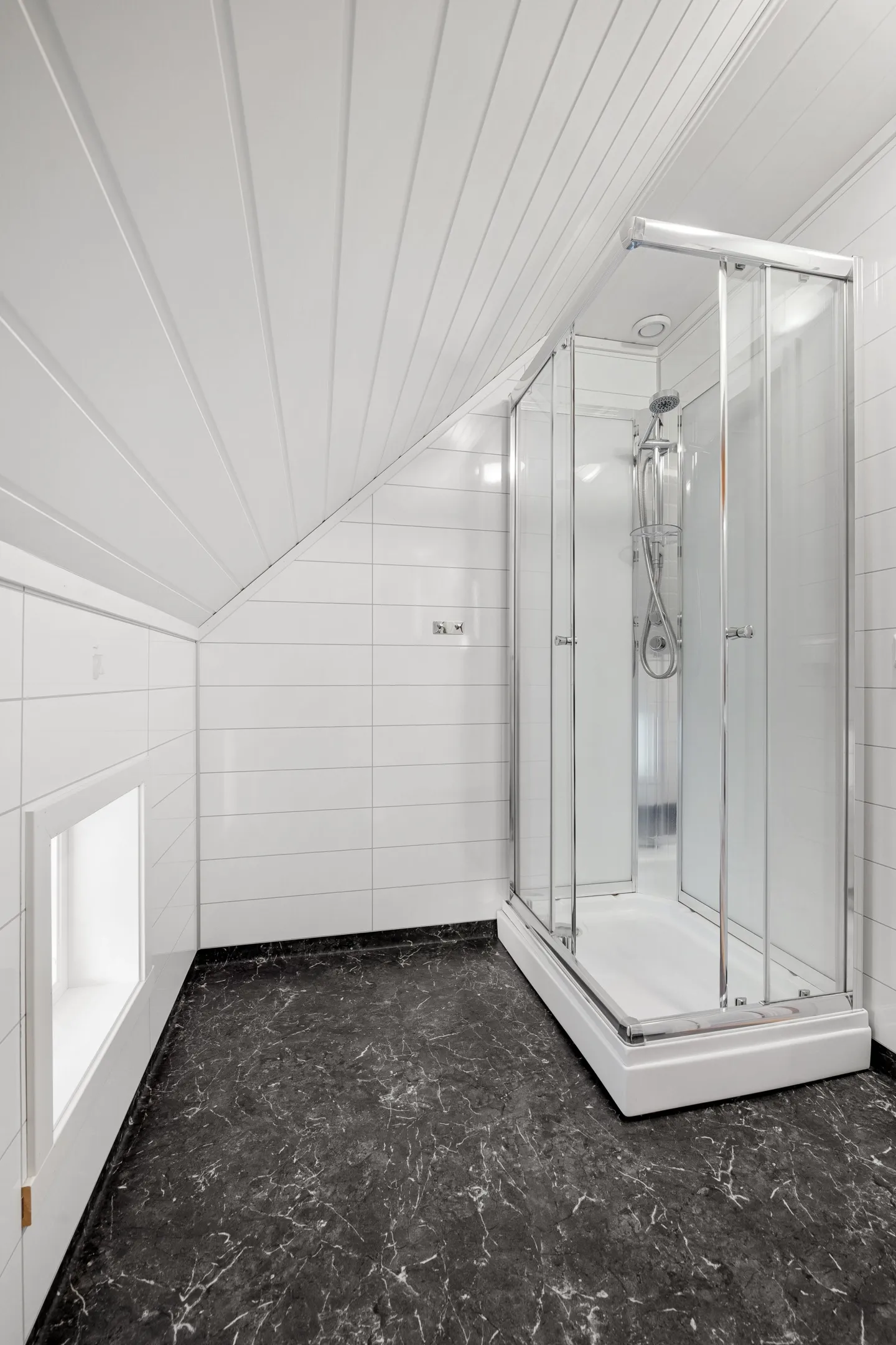 Modern 4-Bedroom Waterfront House in Lødingen with Private Garden - View image 33 of 58