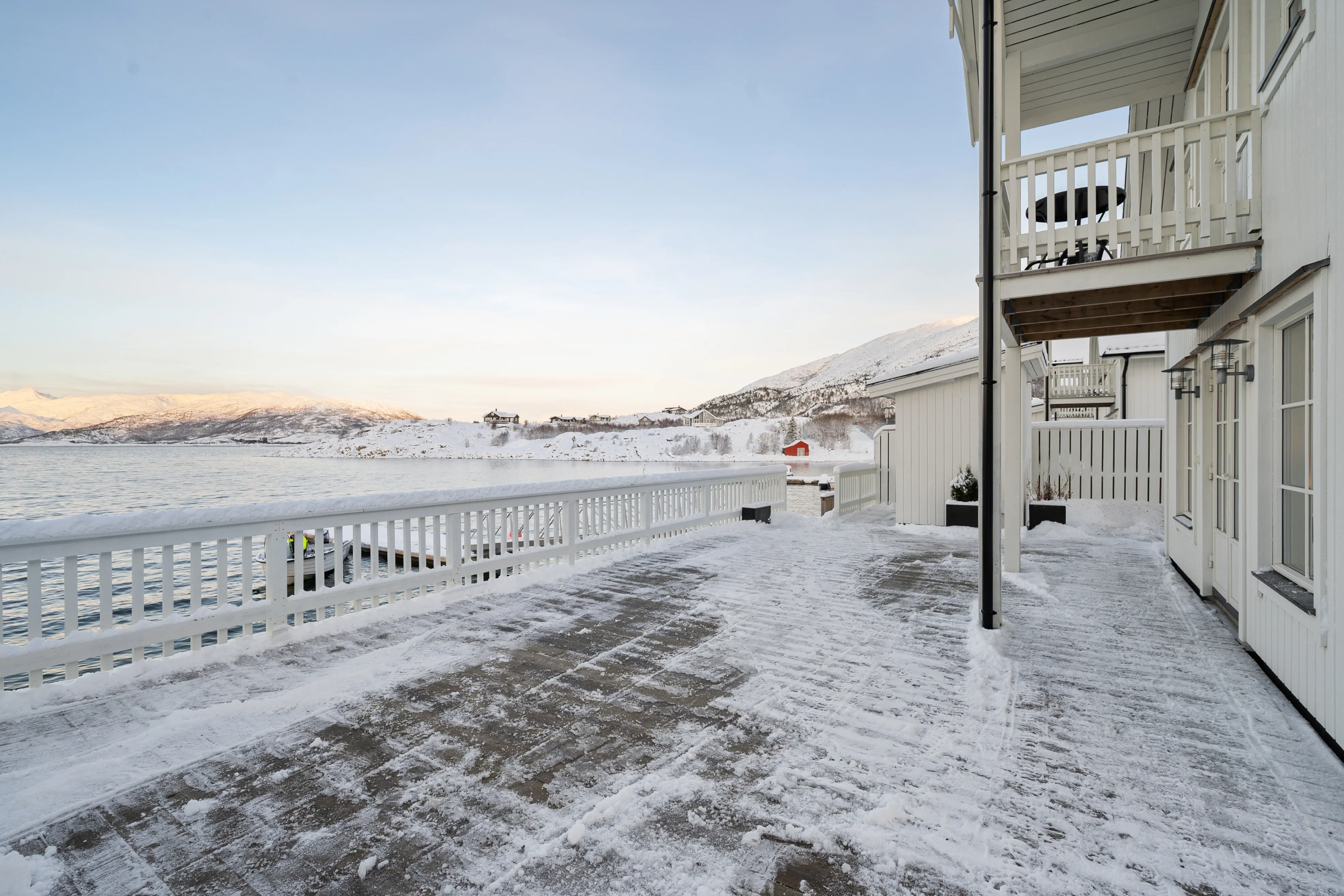 Modern 4-Bedroom Waterfront House in Lødingen with Private Garden - View image 36 of 58