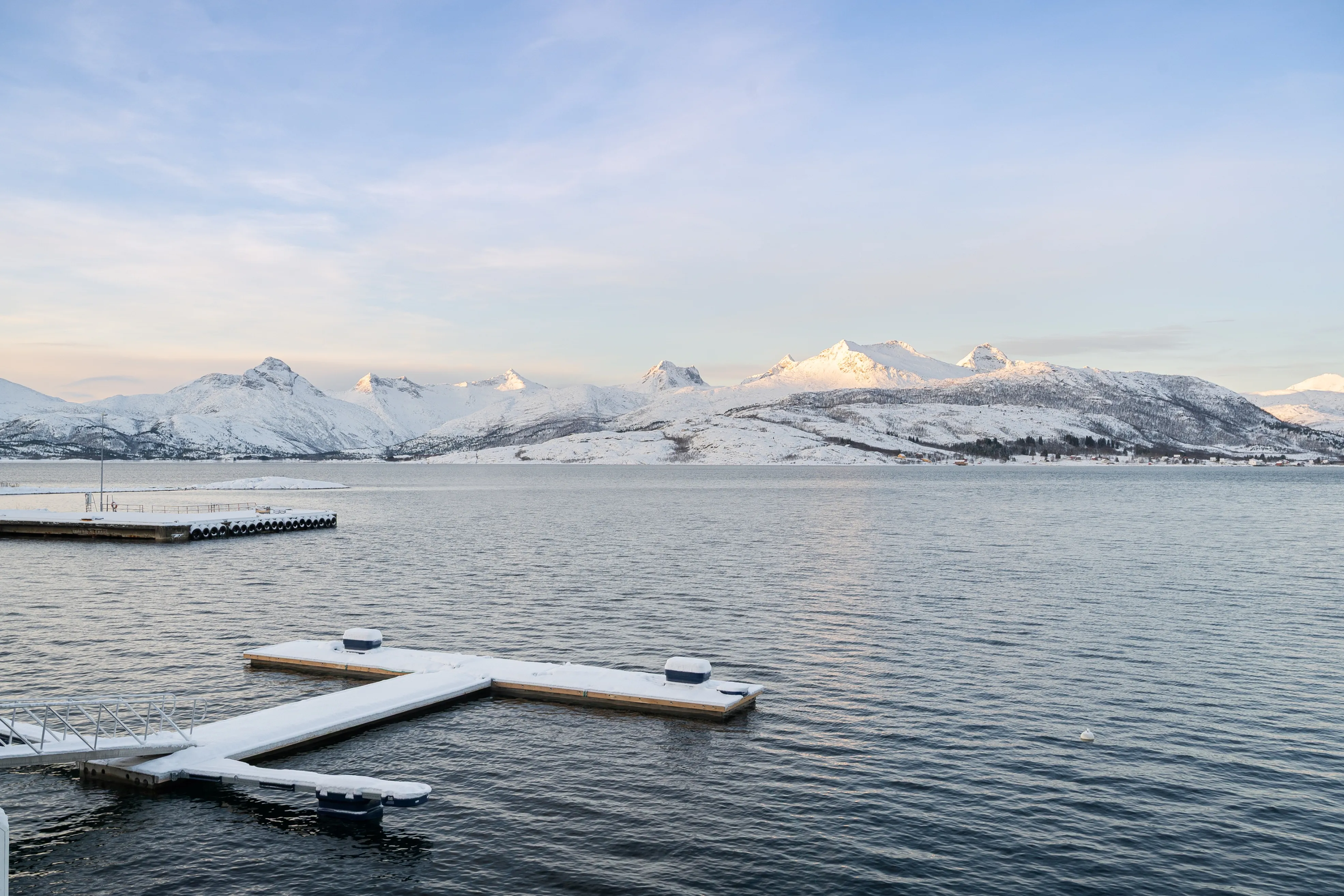 Modern 4-Bedroom Waterfront House in Lødingen with Private Garden - View image 41 of 58