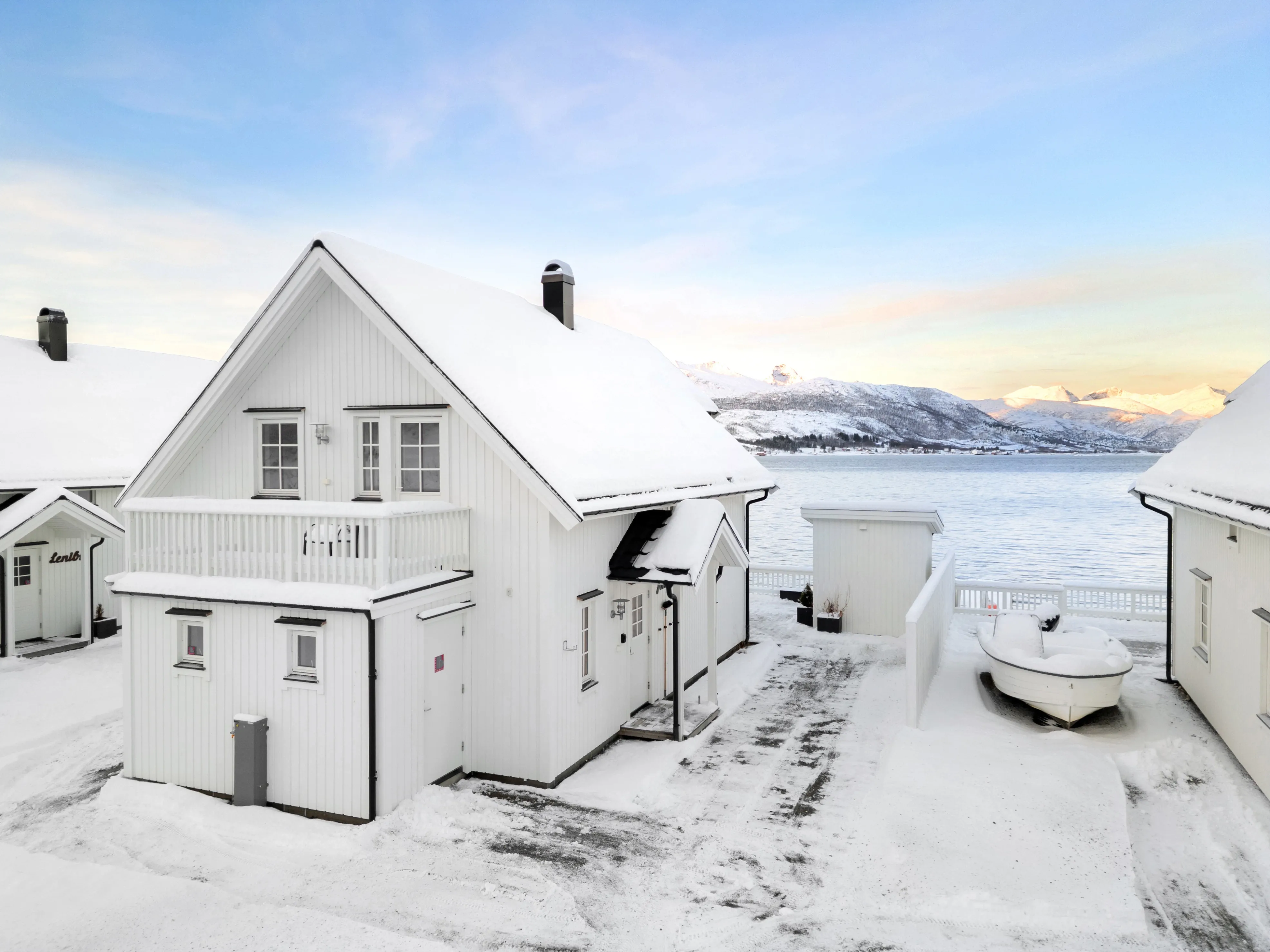 Modern 4-Bedroom Waterfront House in Lødingen with Private Garden - View image 42 of 58