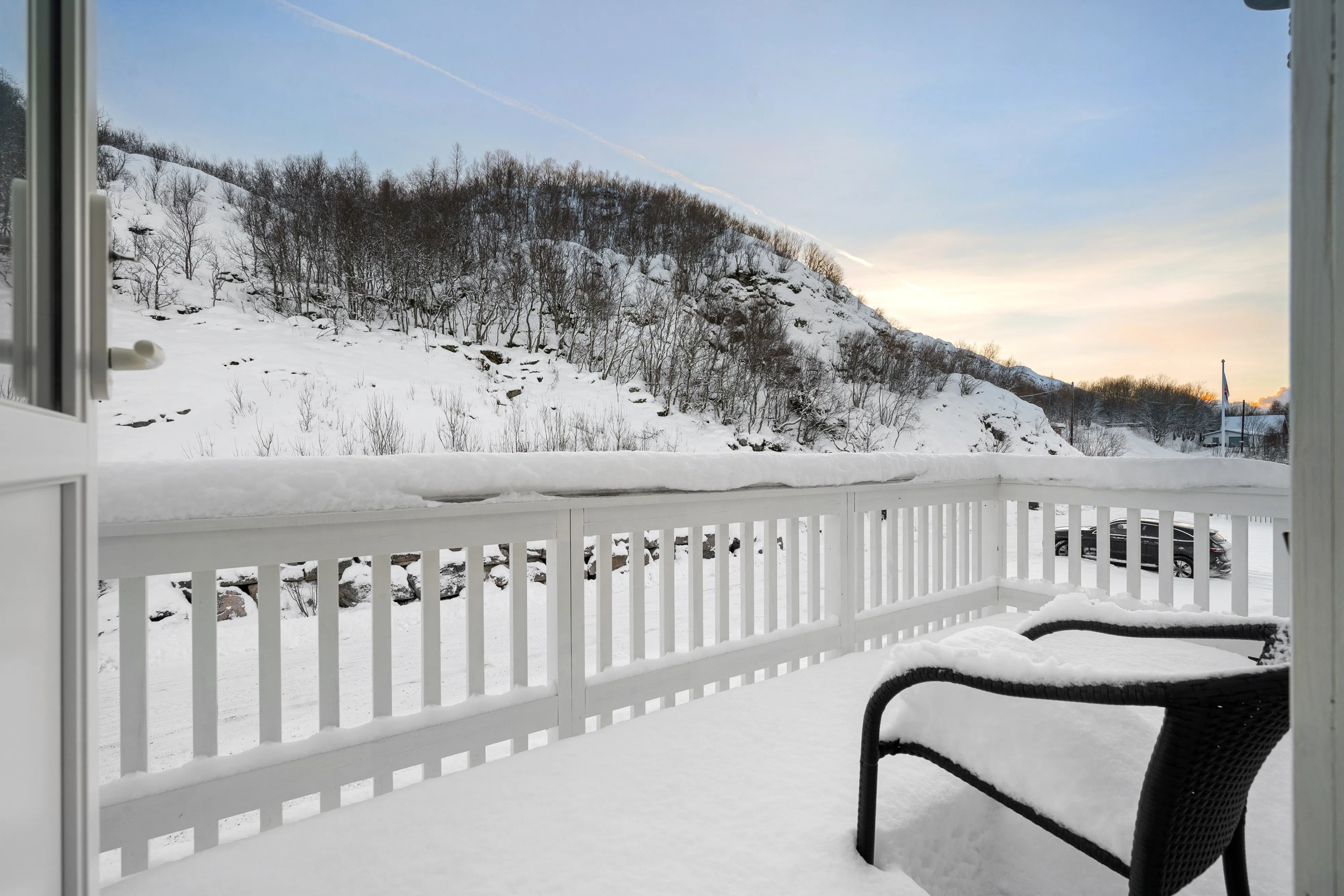 Modern 4-Bedroom Waterfront House in Lødingen with Private Garden - View image 43 of 58