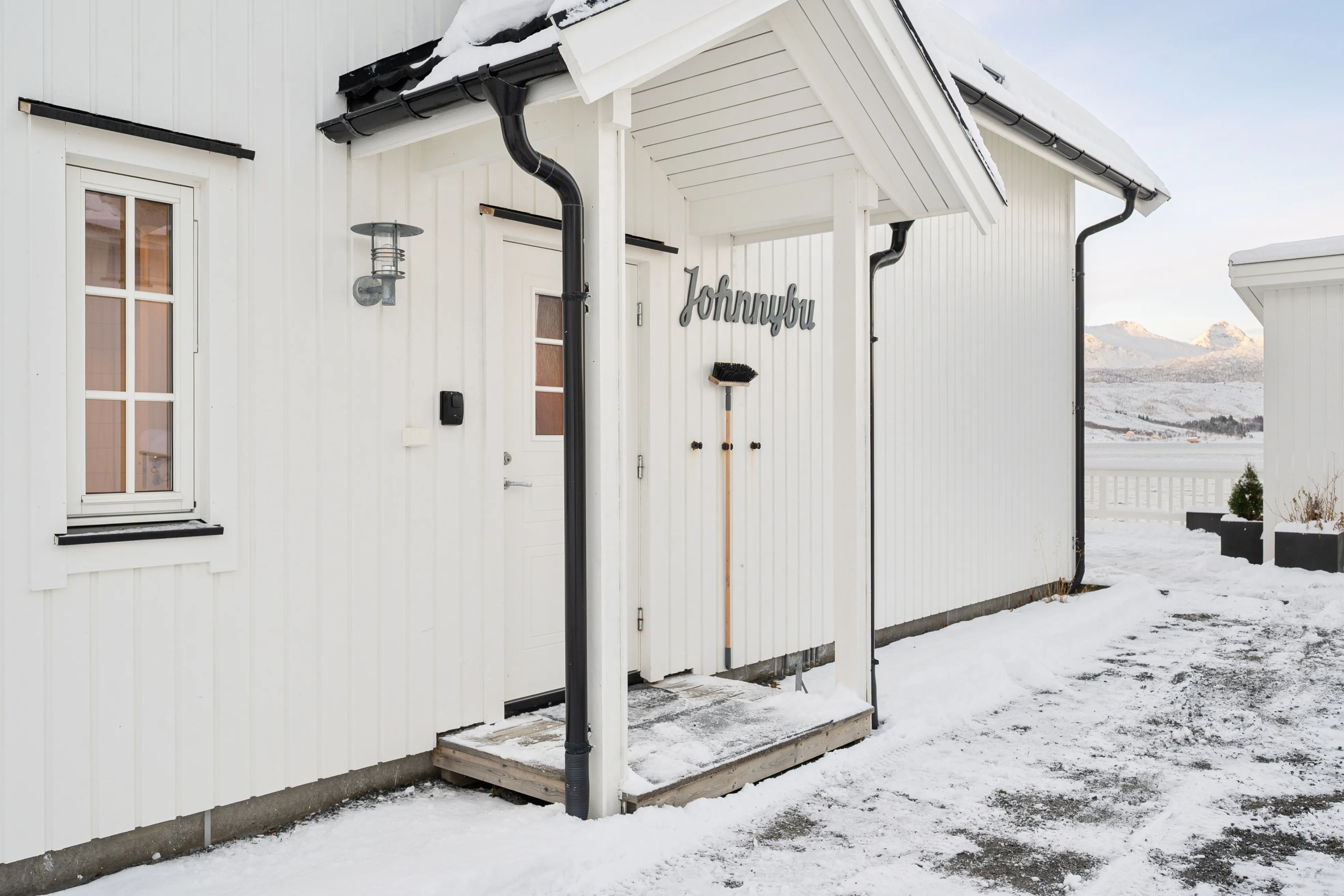 Modern 4-Bedroom Waterfront House in Lødingen with Private Garden - View image 44 of 58