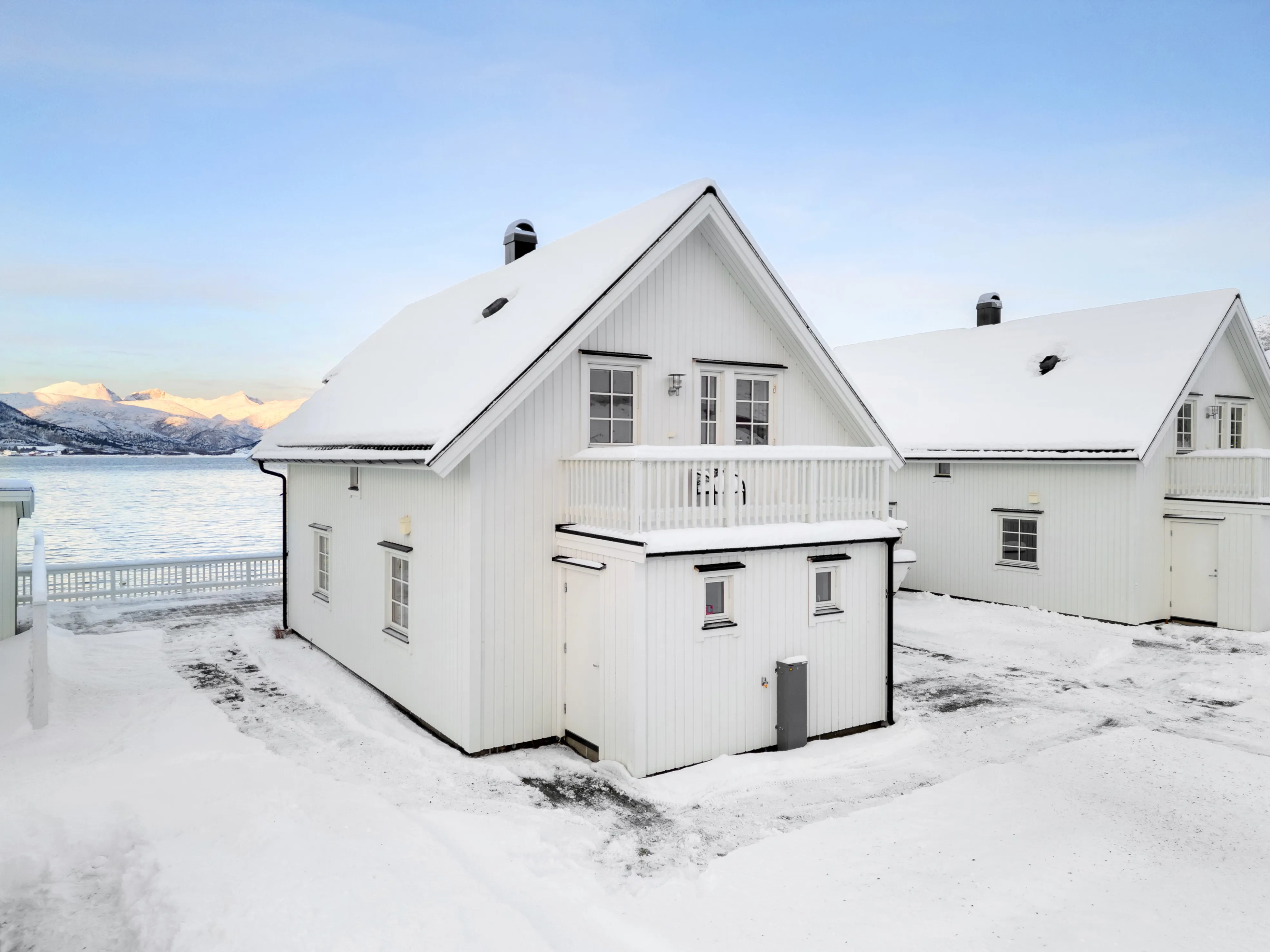 Modern 4-Bedroom Waterfront House in Lødingen with Private Garden - View image 45 of 58
