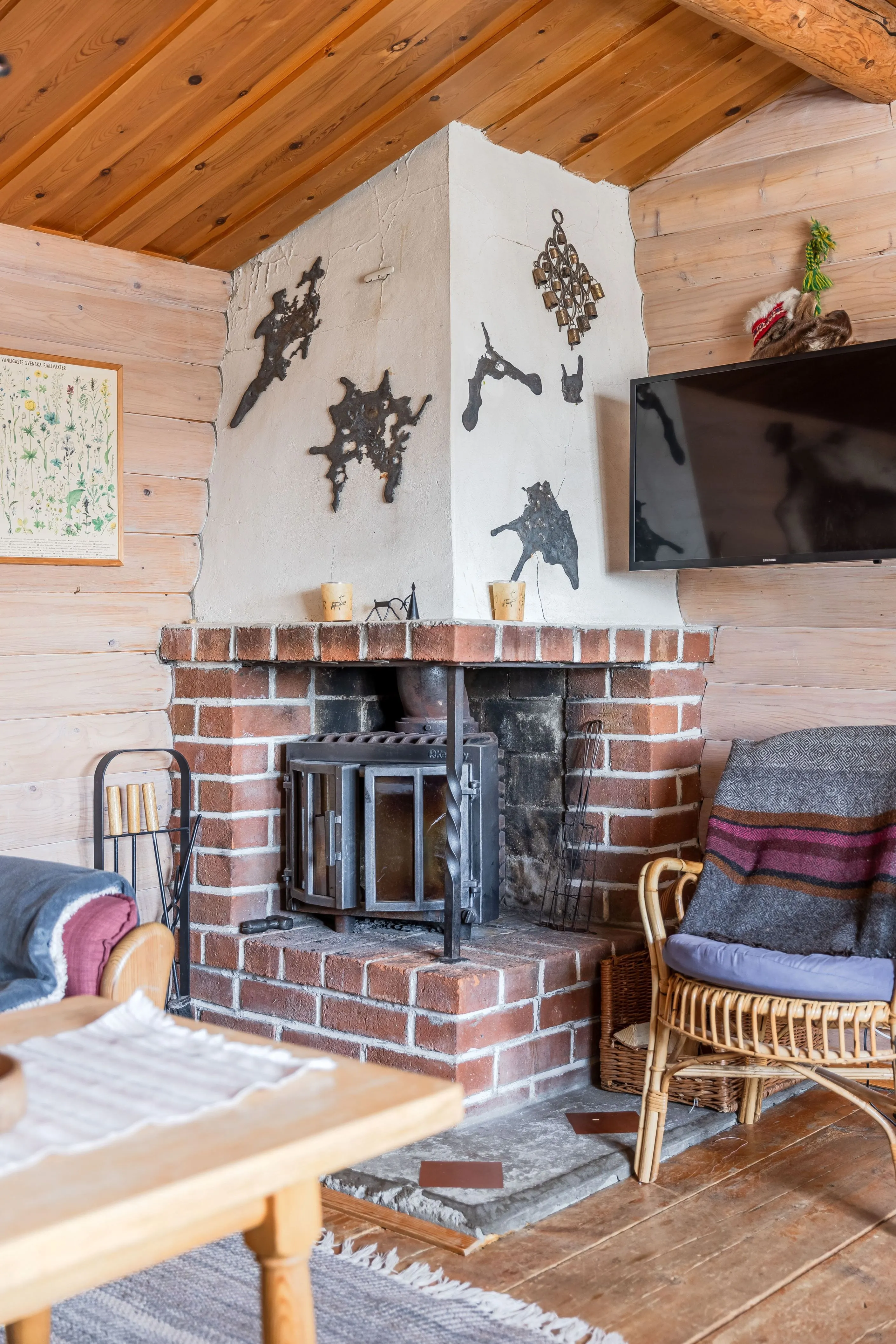 1970s Cabin with Expansive Lot near Ski Slopes in Tänndalen Sweden - View image 6 of 32