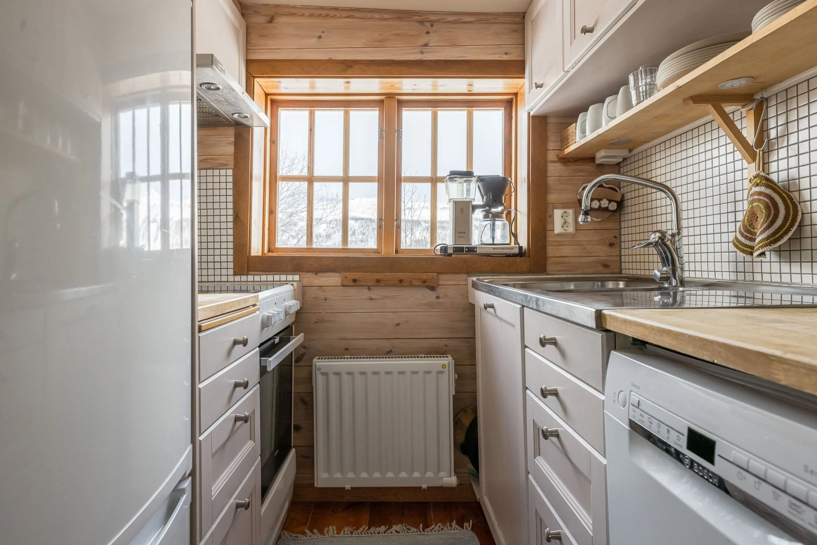 1970s Cabin with Expansive Lot near Ski Slopes in Tänndalen Sweden - View image 12 of 32