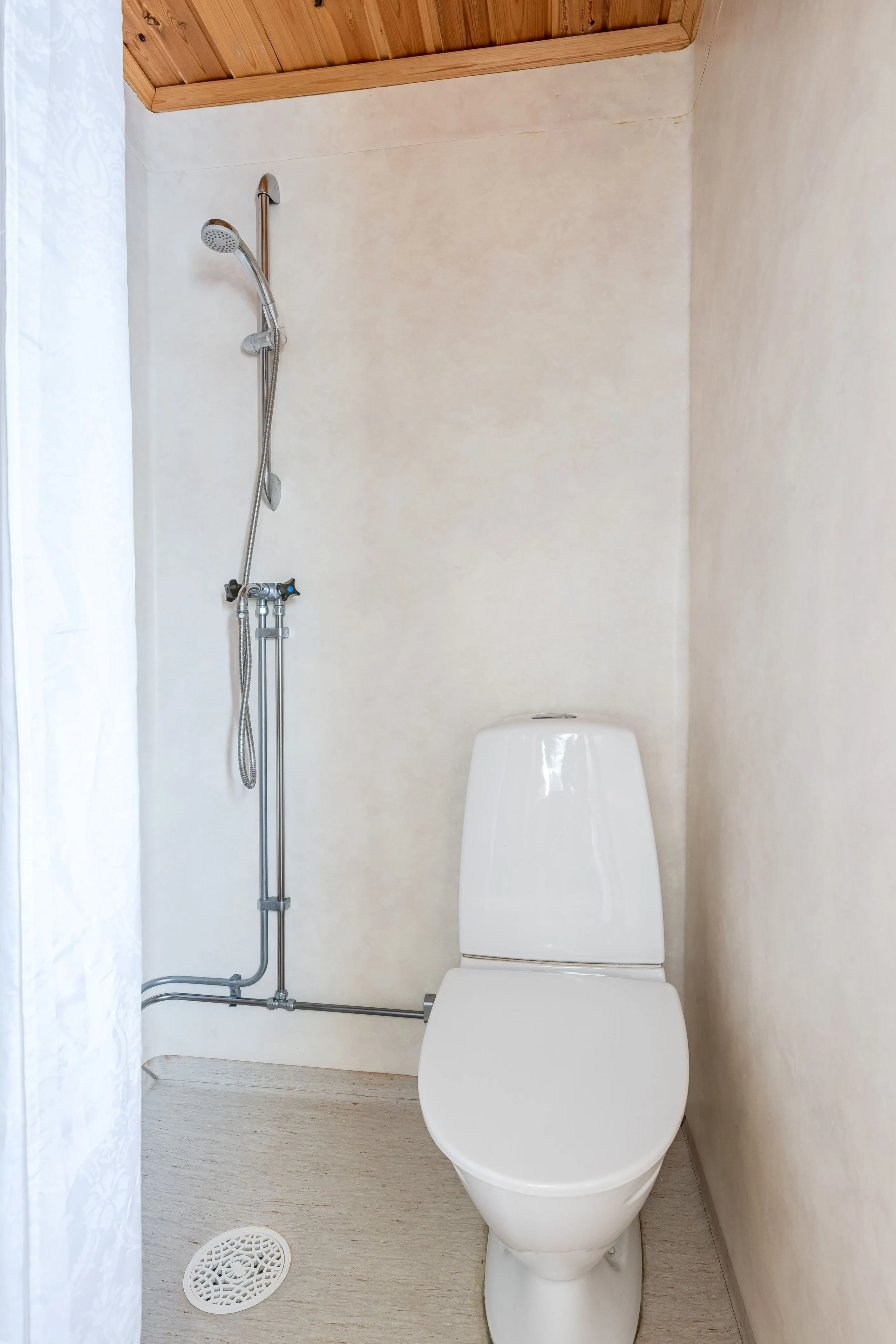 1970s Cabin with Expansive Lot near Ski Slopes in Tänndalen Sweden - View image 25 of 32