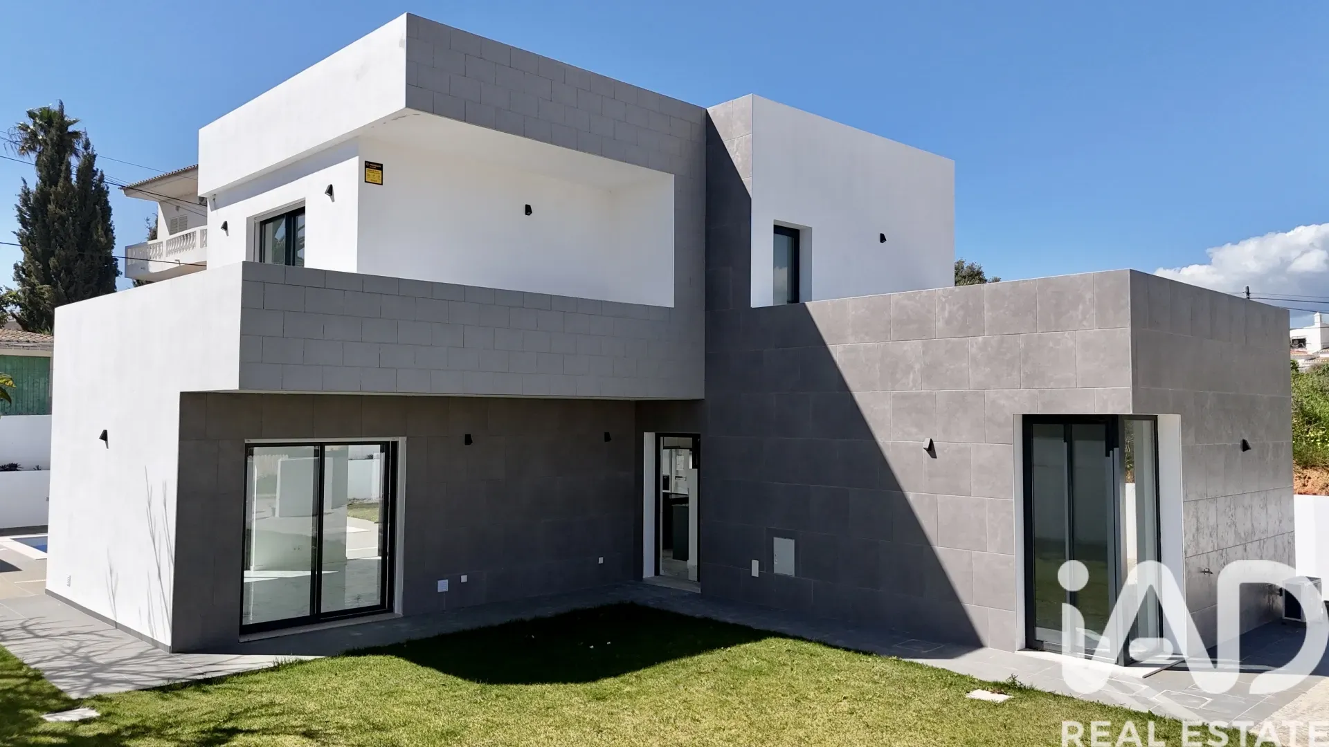 Modern 3-Bedroom House with Pool and Garden in Sunny Lagos, Portugal - Image 3
