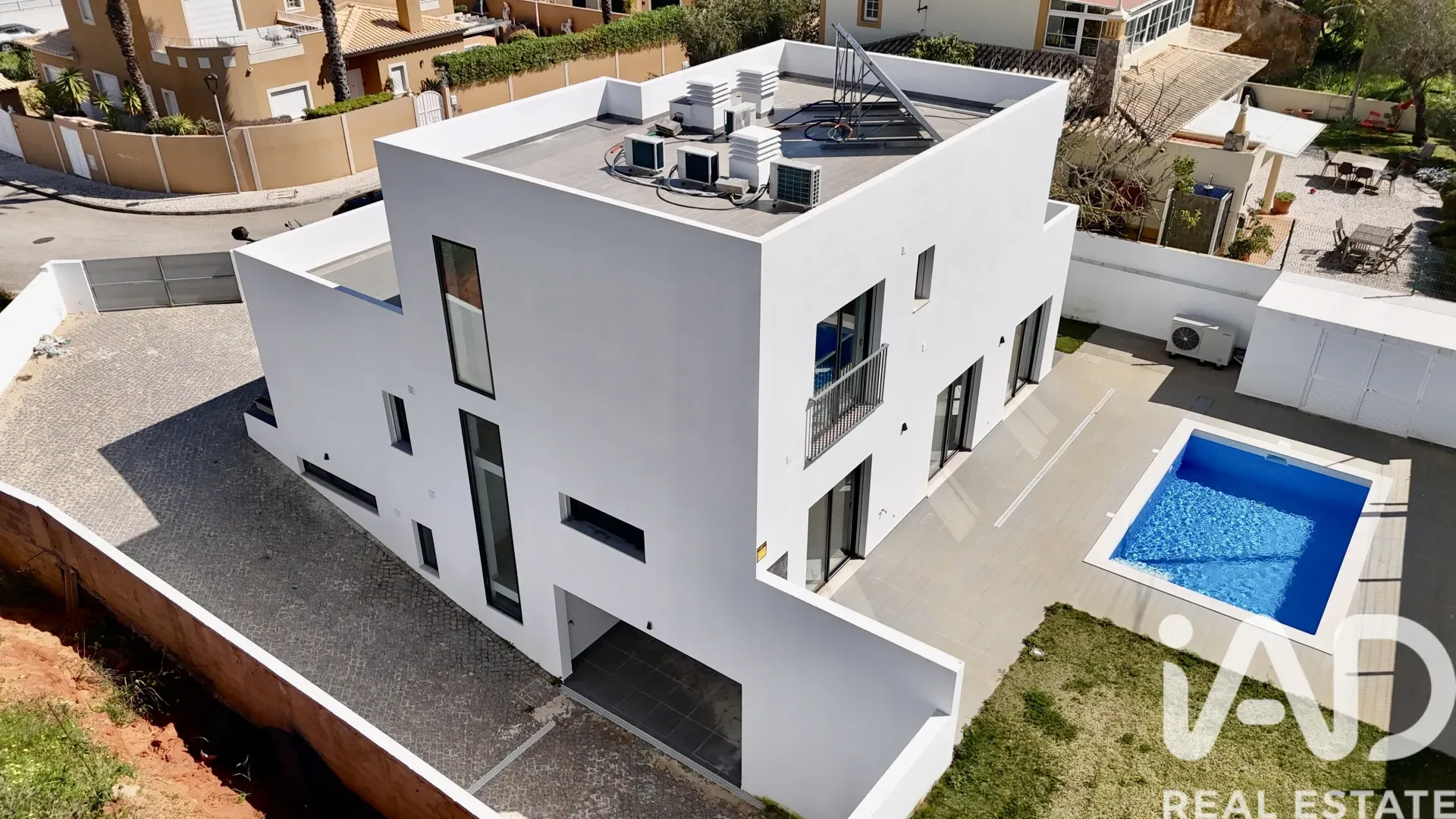Modern 3-Bedroom House with Pool and Garden in Sunny Lagos, Portugal - Image 4