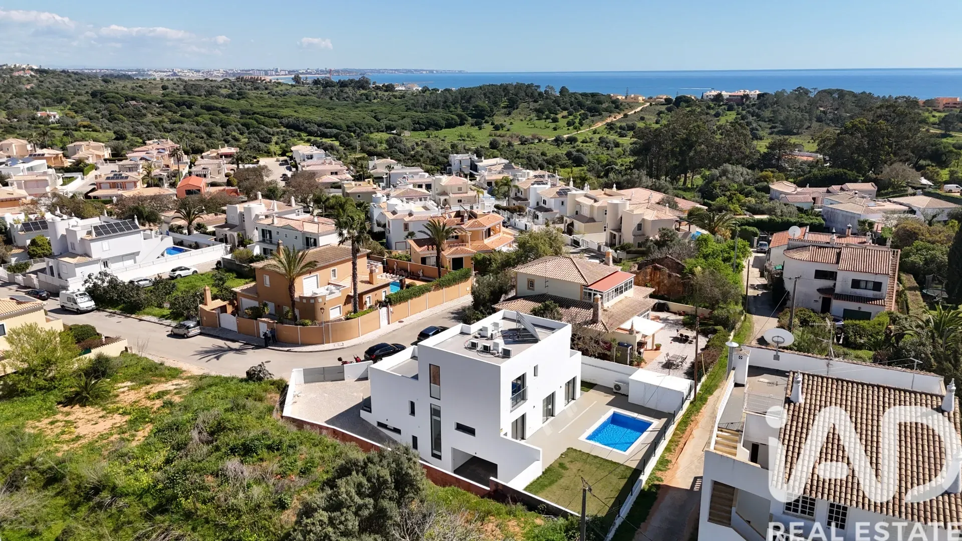 Modern 3-Bedroom House with Pool and Garden in Sunny Lagos, Portugal - Image 5