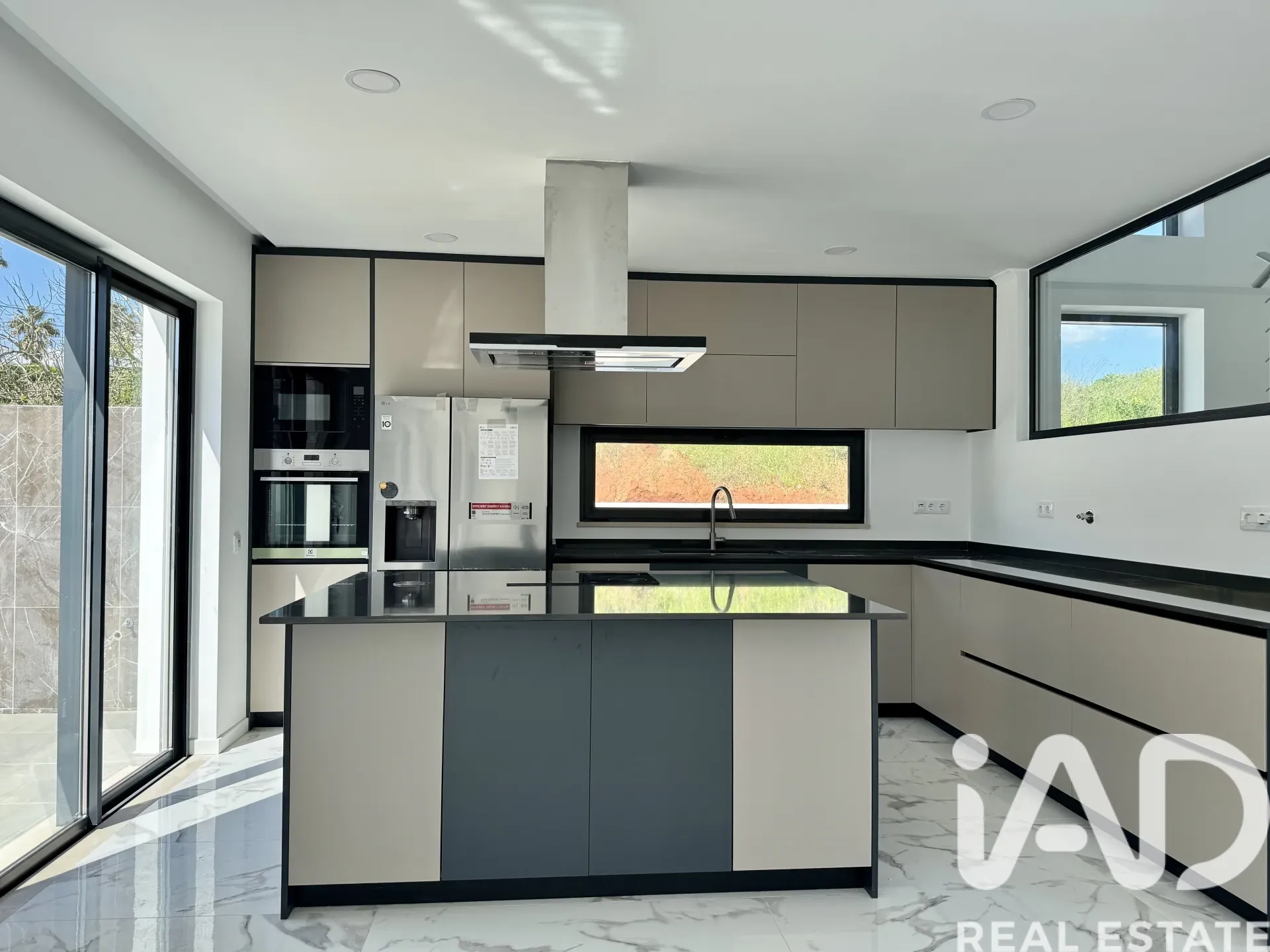 Modern 3-Bedroom House with Pool and Garden in Sunny Lagos, Portugal - View image 10 of 33