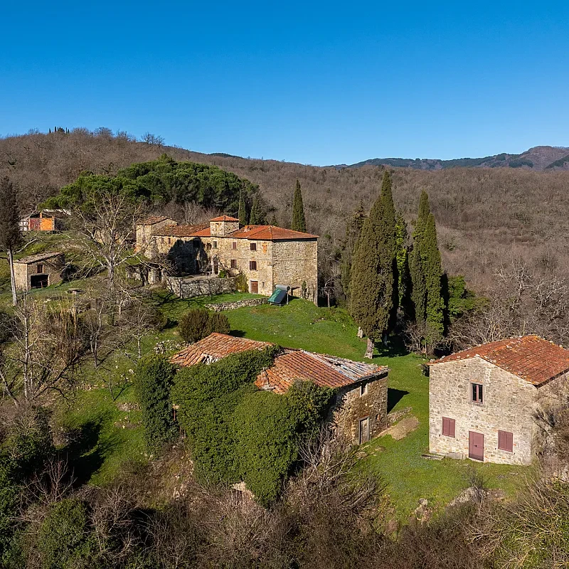 Ekspansiv landsby til restaurering i hjertet af Toscana