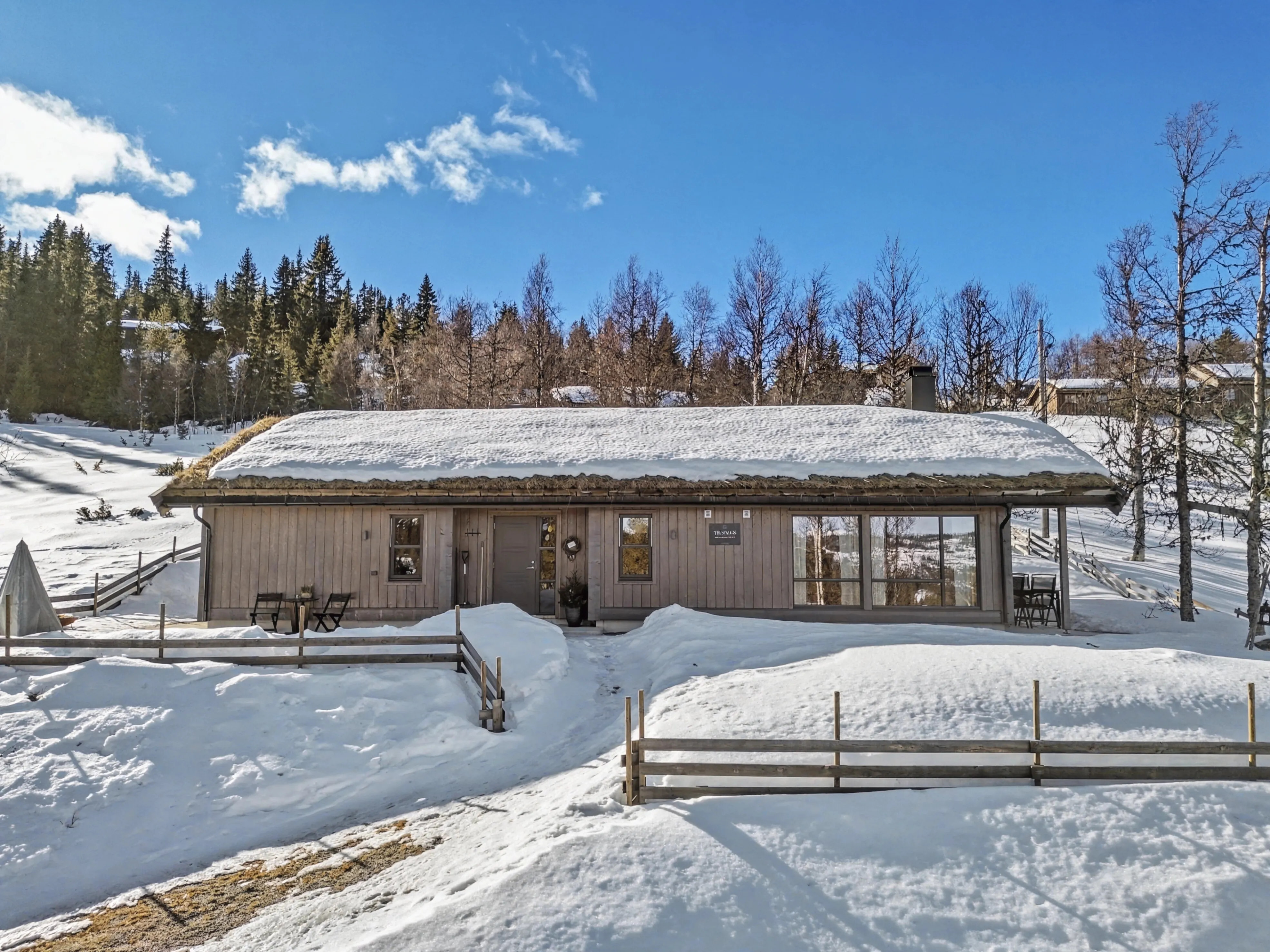 Modern 4-Bedroom Cabin with Panoramic Views in Scenic Nesbyen, Norway - Image 1