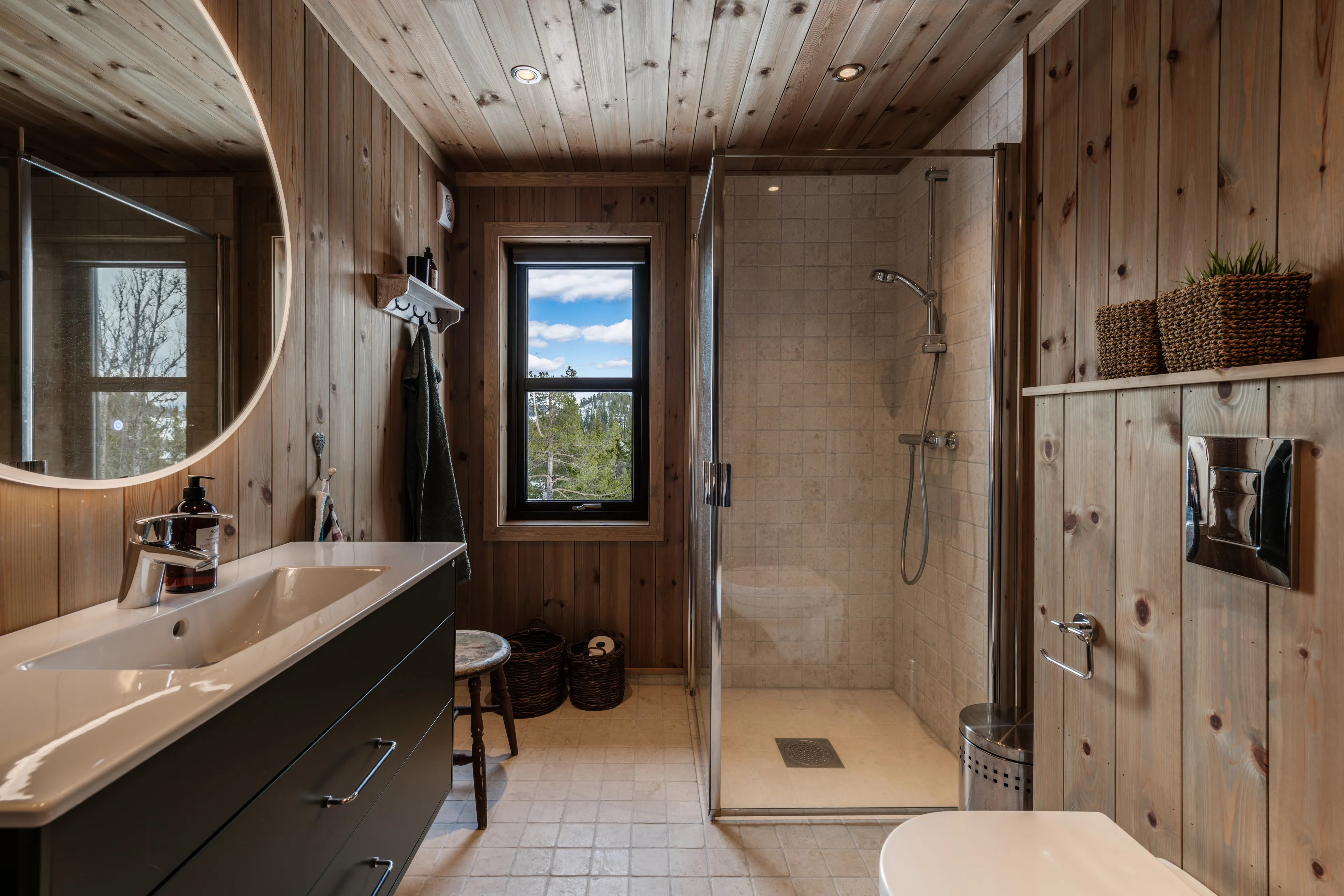 Modern 4-Bedroom Cabin with Panoramic Views in Scenic Nesbyen, Norway - View image 36 of 47