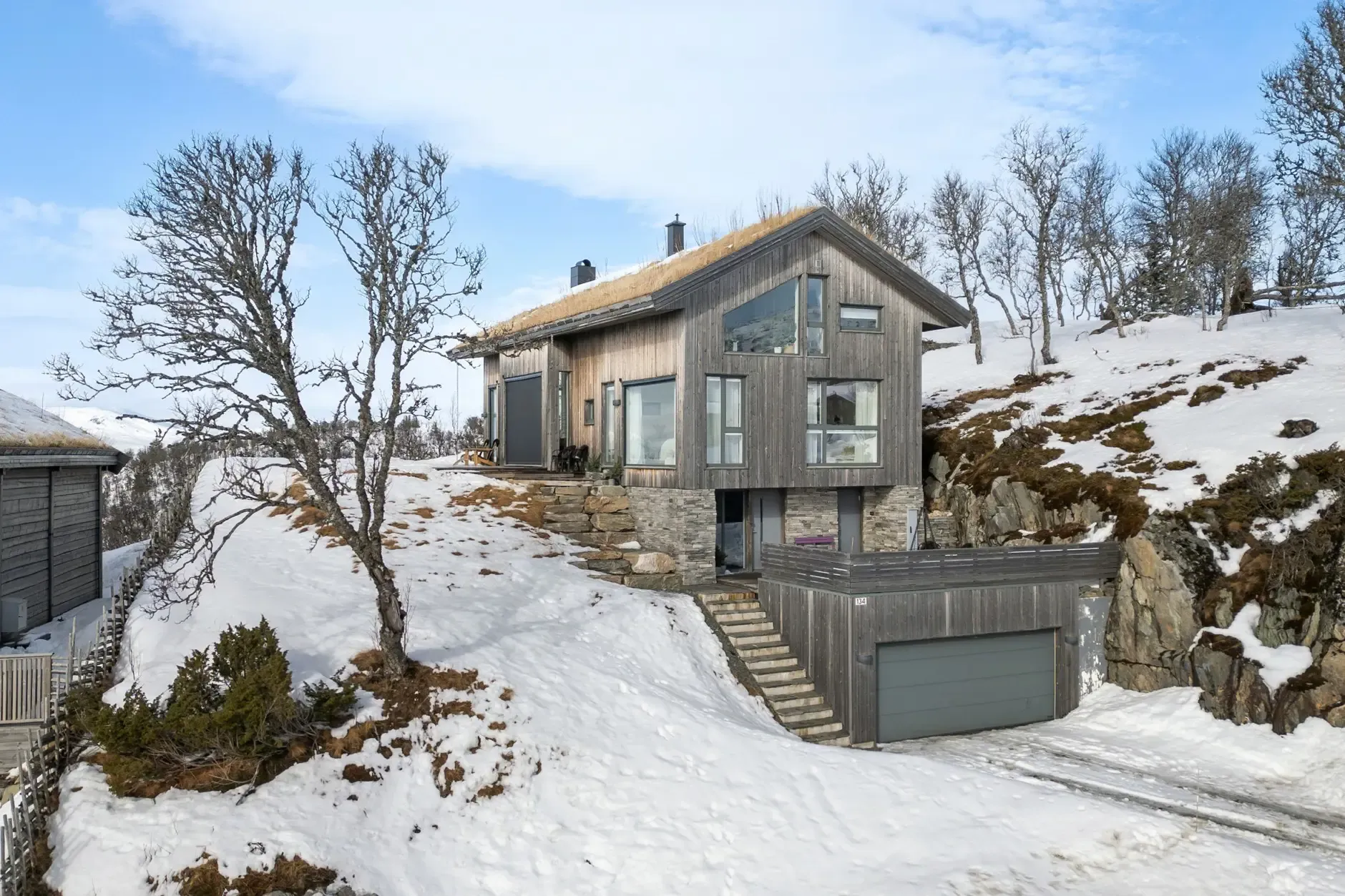 Contemporary 4-Bedroom Country House with Terrace in Norway's Telemark Region - Image 1