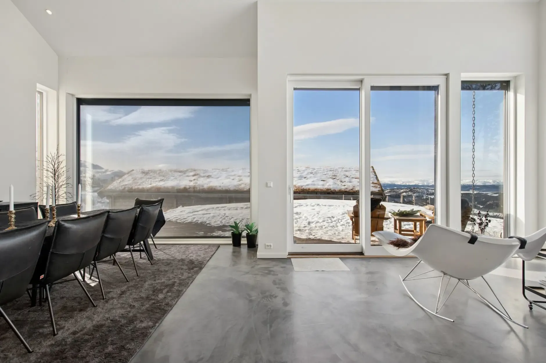 Contemporary 4-Bedroom Country House with Terrace in Norway's Telemark Region - Image 4
