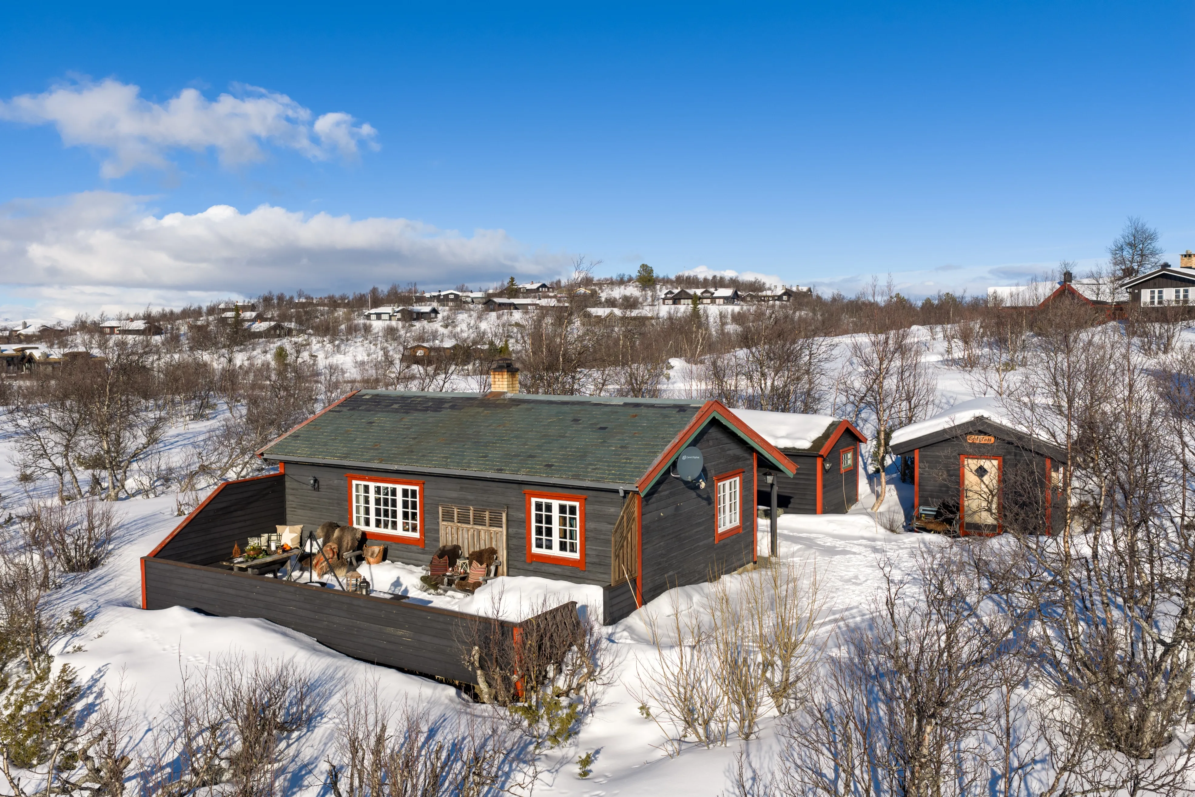 1960s Geilo Cabin with Expansive Terrace and Mountain Vistas - Image 1