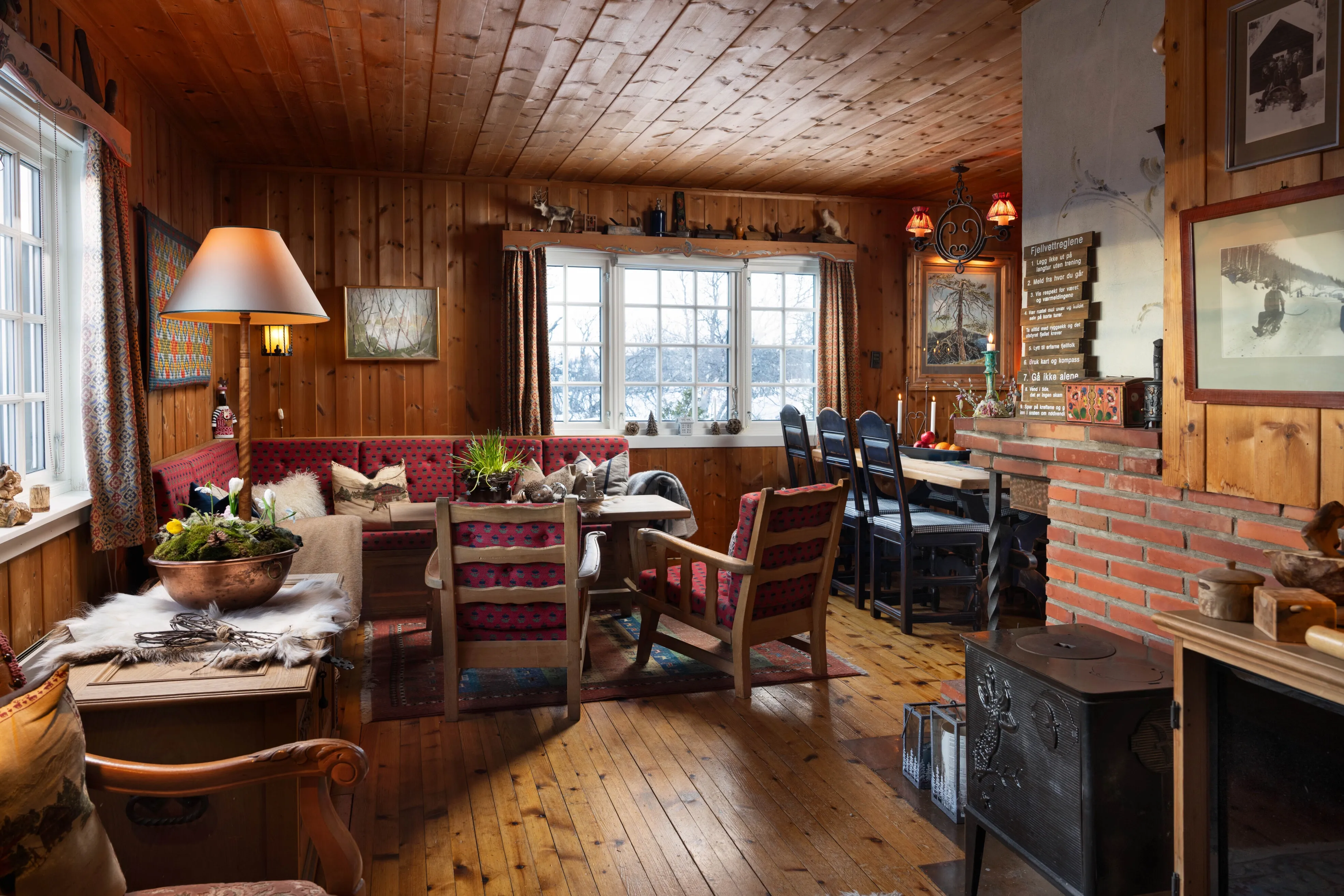 1960s Geilo Cabin with Expansive Terrace and Mountain Vistas - Image 2
