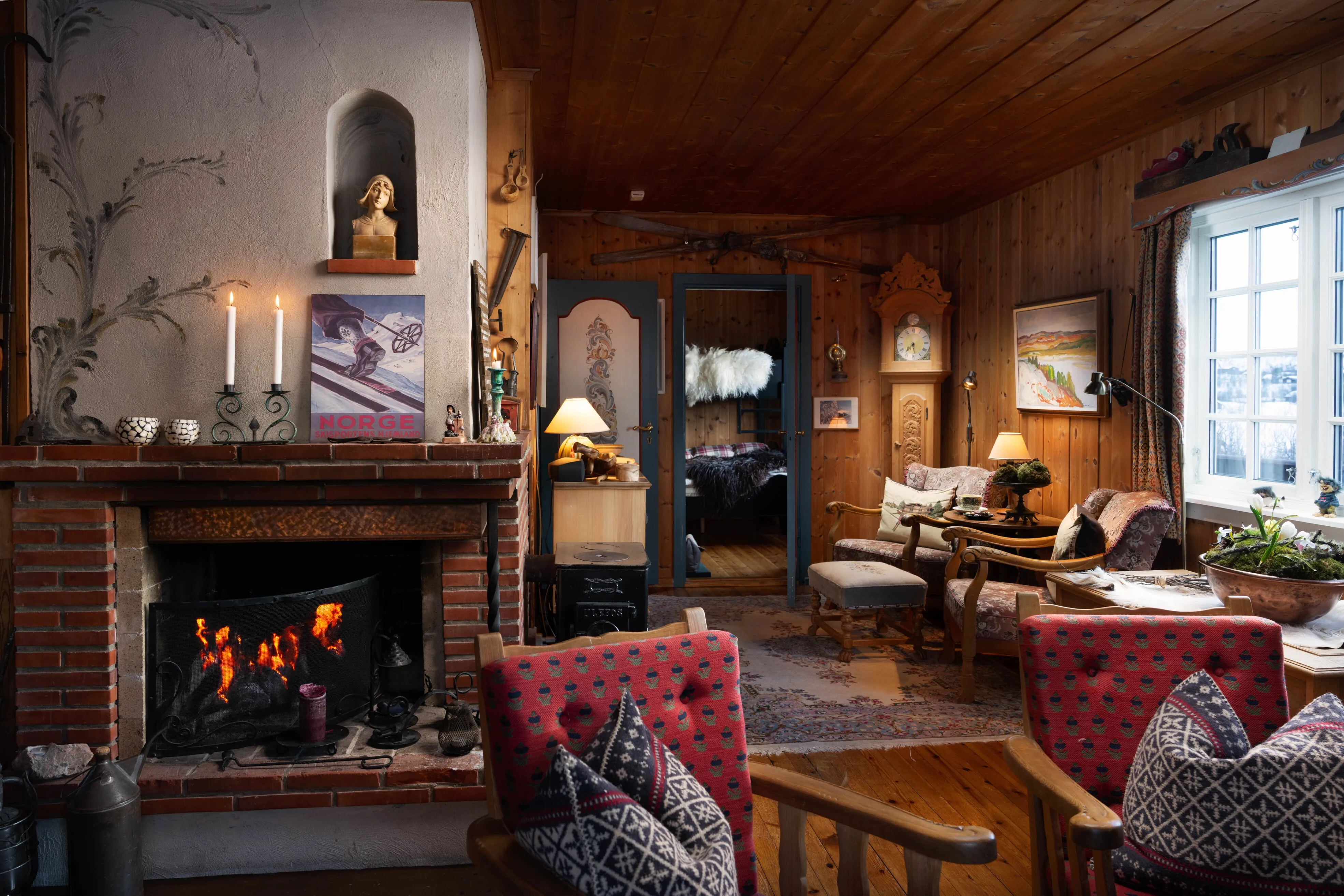 1960s Geilo Cabin with Expansive Terrace and Mountain Vistas - Image 3