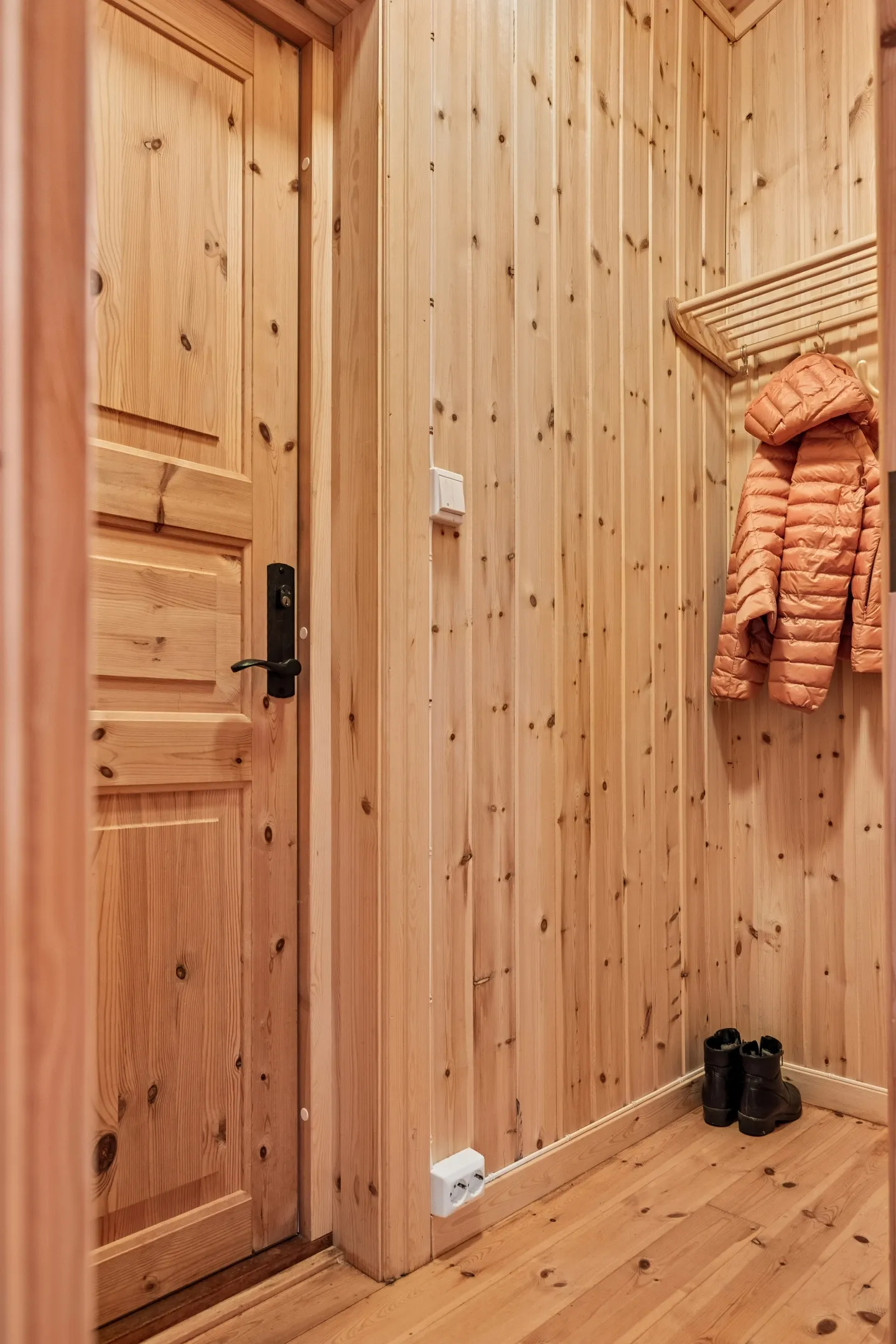 2001 Trøndelag Cabin with Expansive Terrace and Sea Proximity - View image 7 of 38