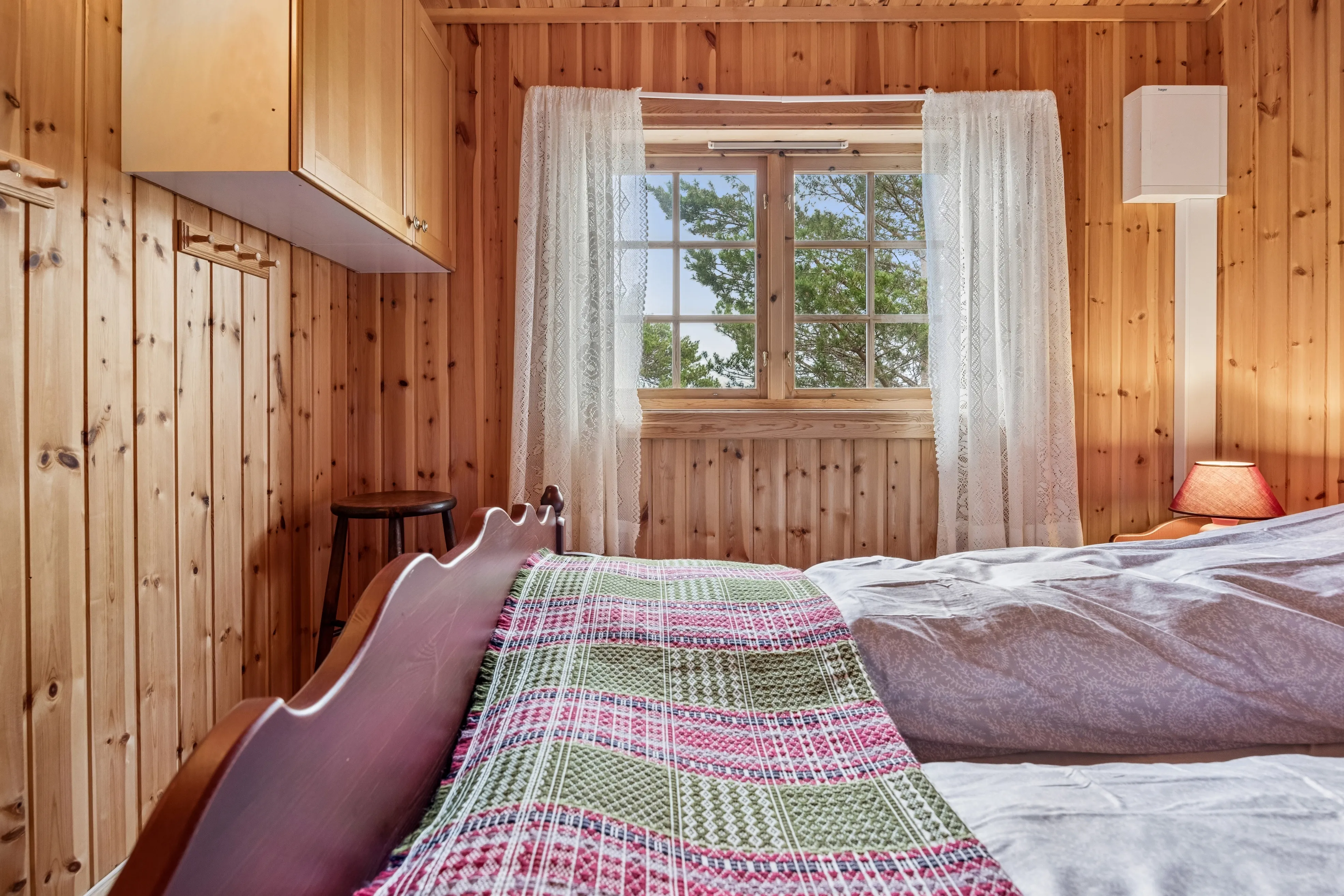 2001 Trøndelag Cabin with Expansive Terrace and Sea Proximity - View image 11 of 38