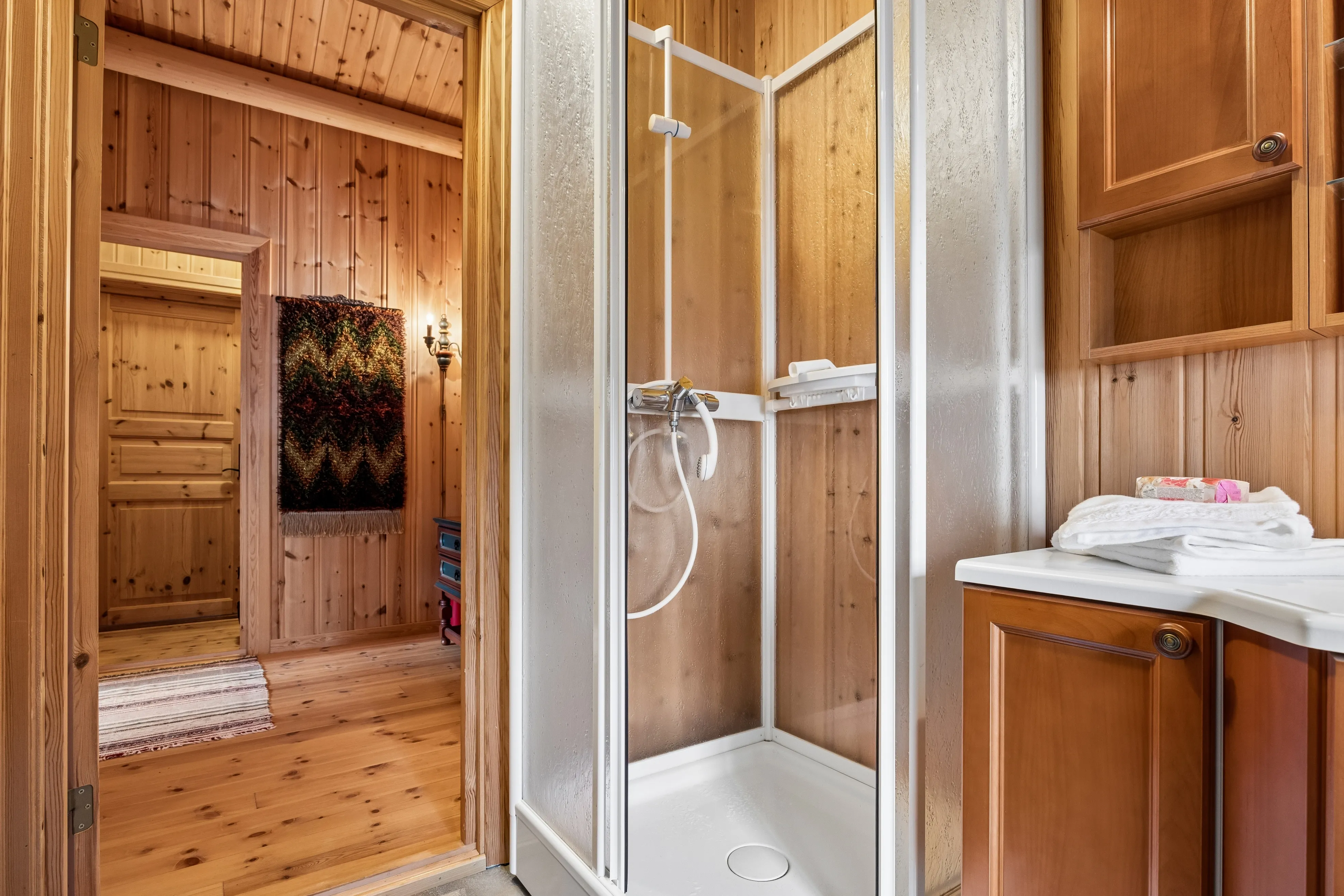 2001 Trøndelag Cabin with Expansive Terrace and Sea Proximity - View image 13 of 38