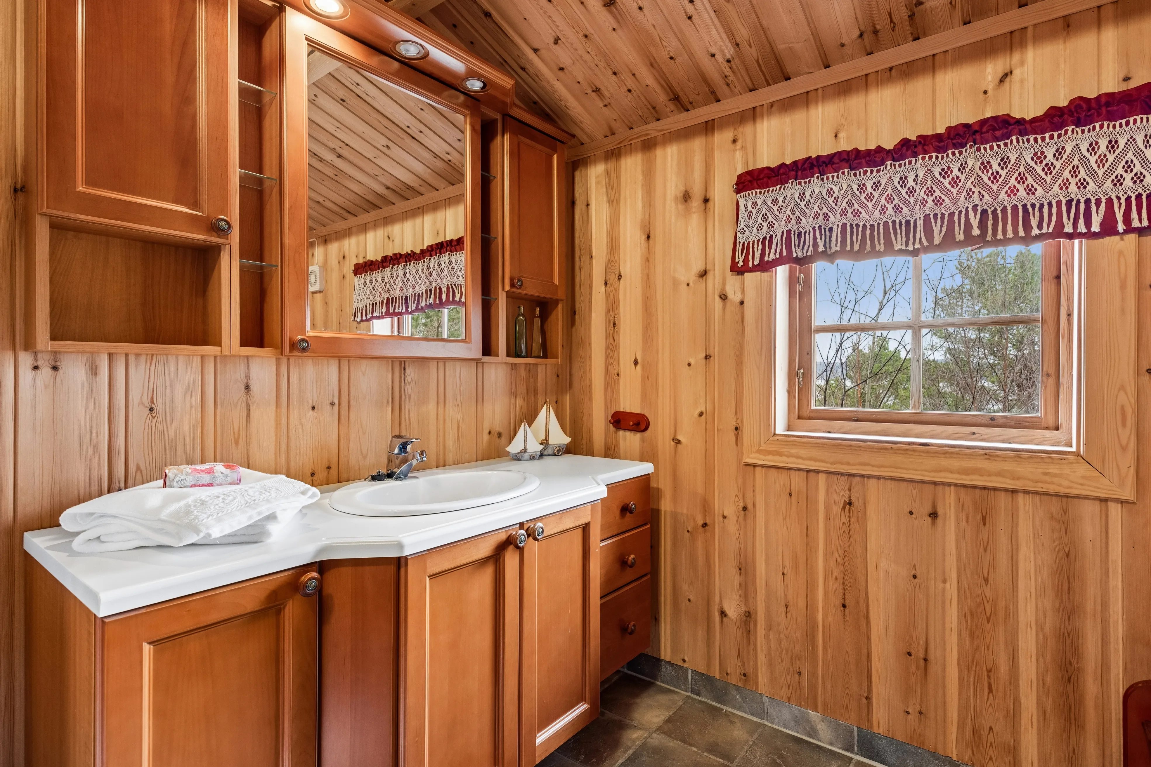 2001 Trøndelag Cabin with Expansive Terrace and Sea Proximity - View image 14 of 38