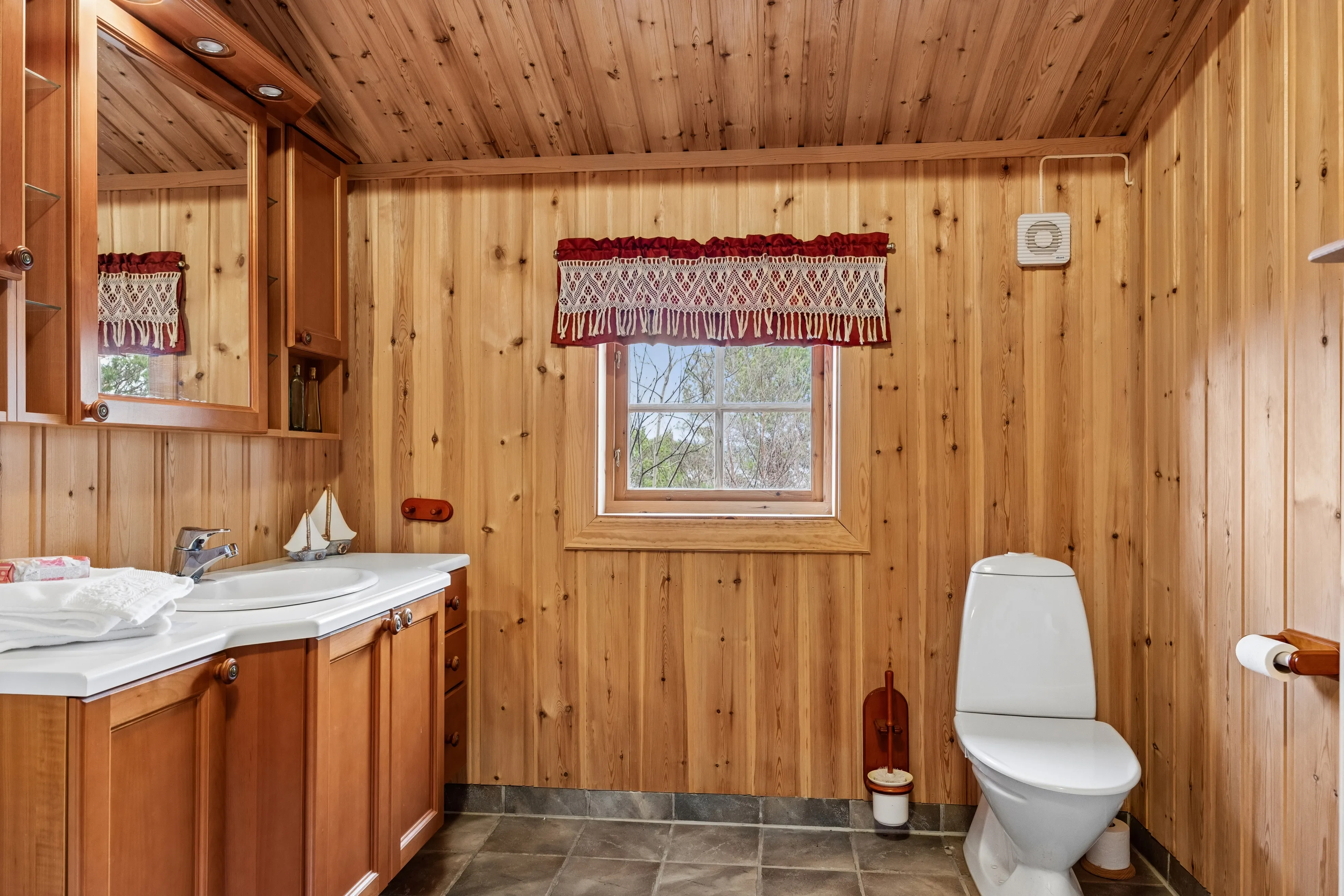 2001 Trøndelag Cabin with Expansive Terrace and Sea Proximity - View image 15 of 38