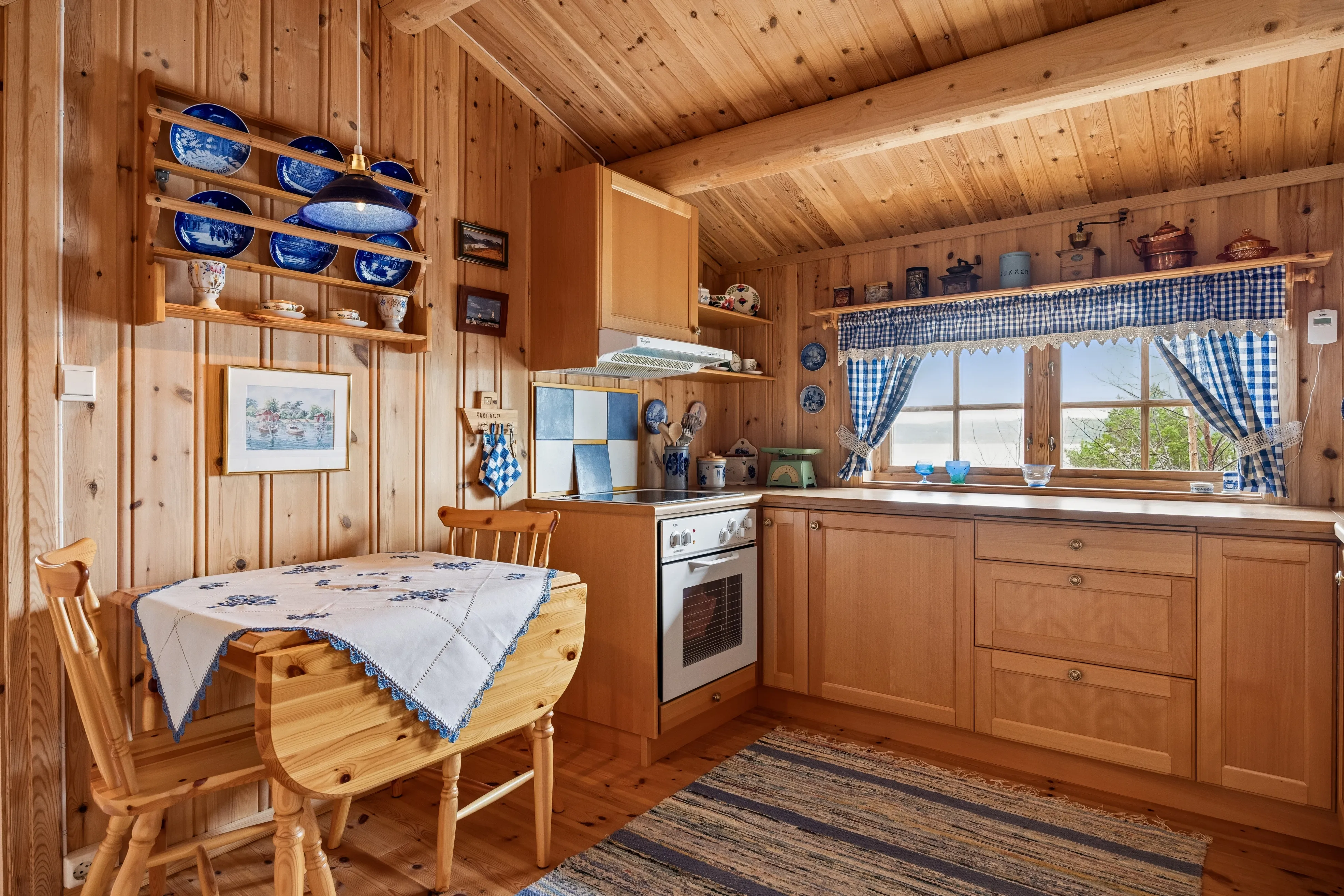 2001 Trøndelag Cabin with Expansive Terrace and Sea Proximity - View image 19 of 38