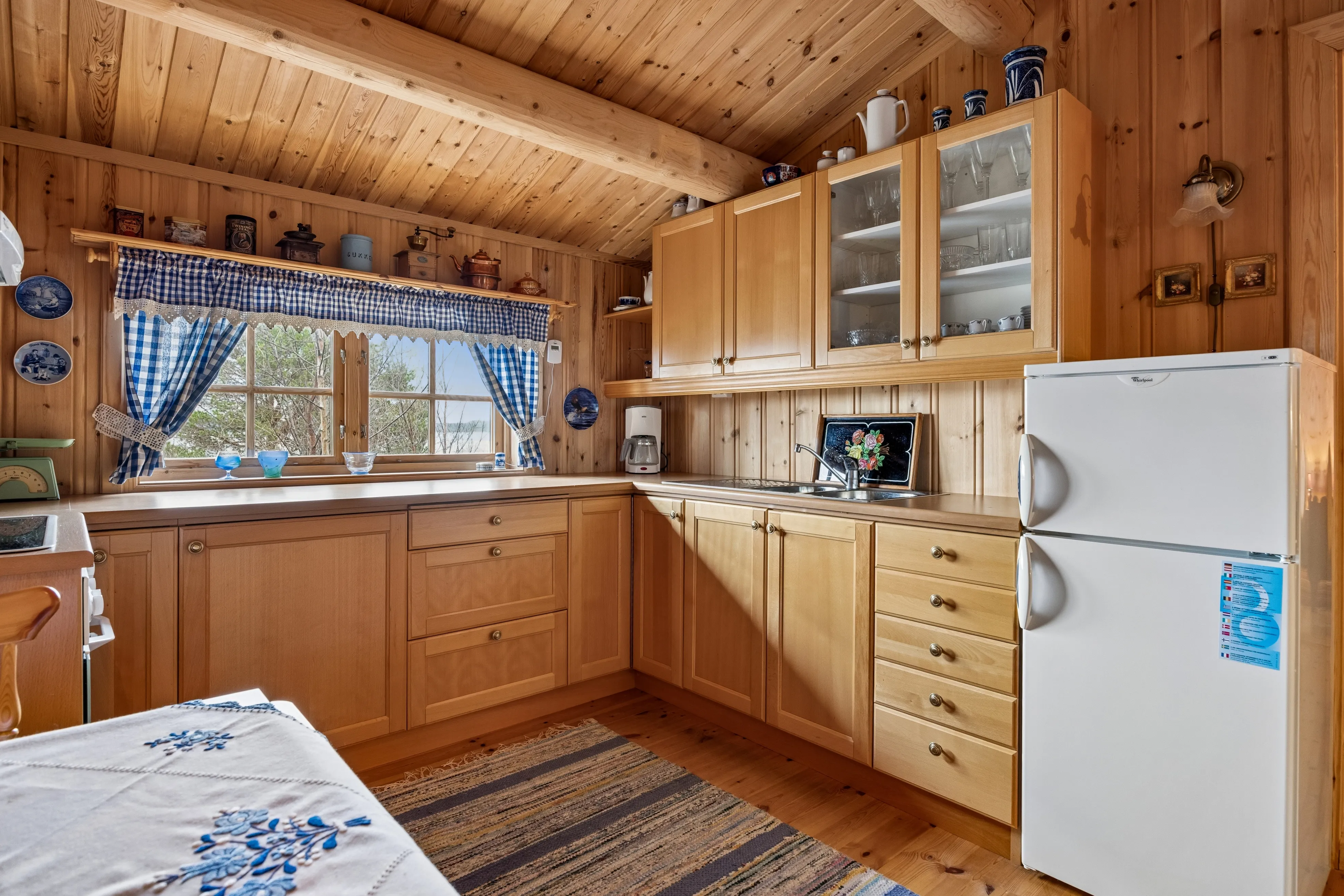 2001 Trøndelag Cabin with Expansive Terrace and Sea Proximity - View image 20 of 38