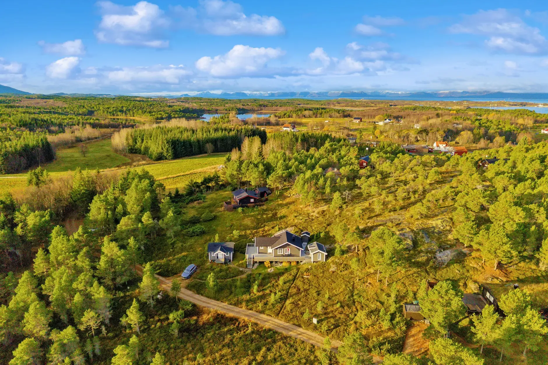 Scenic 2-Bedroom Cabin with Terrace and Parking in Tranøy, Norway - Image 3