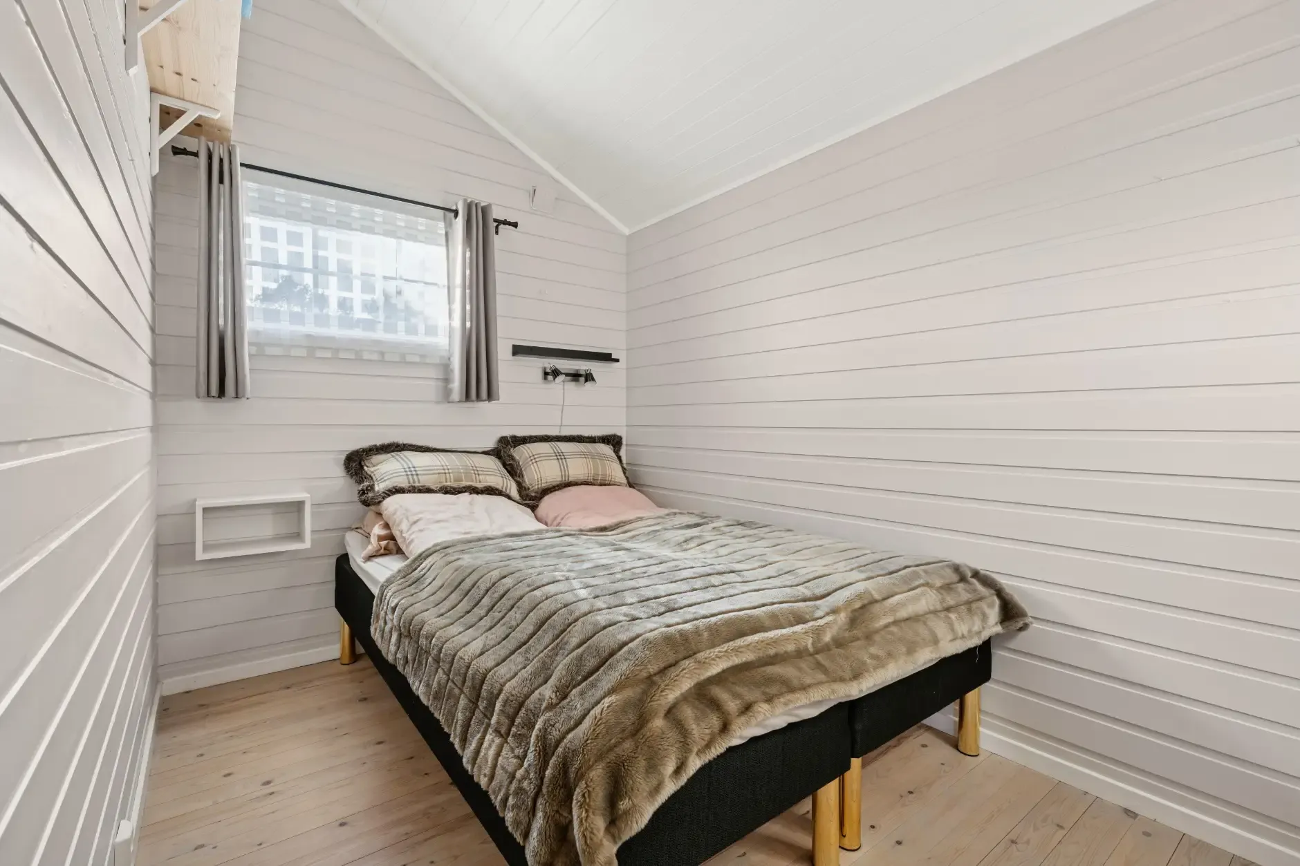 Scenic 2-Bedroom Cabin with Terrace and Parking in Tranøy, Norway - View image 25 of 35