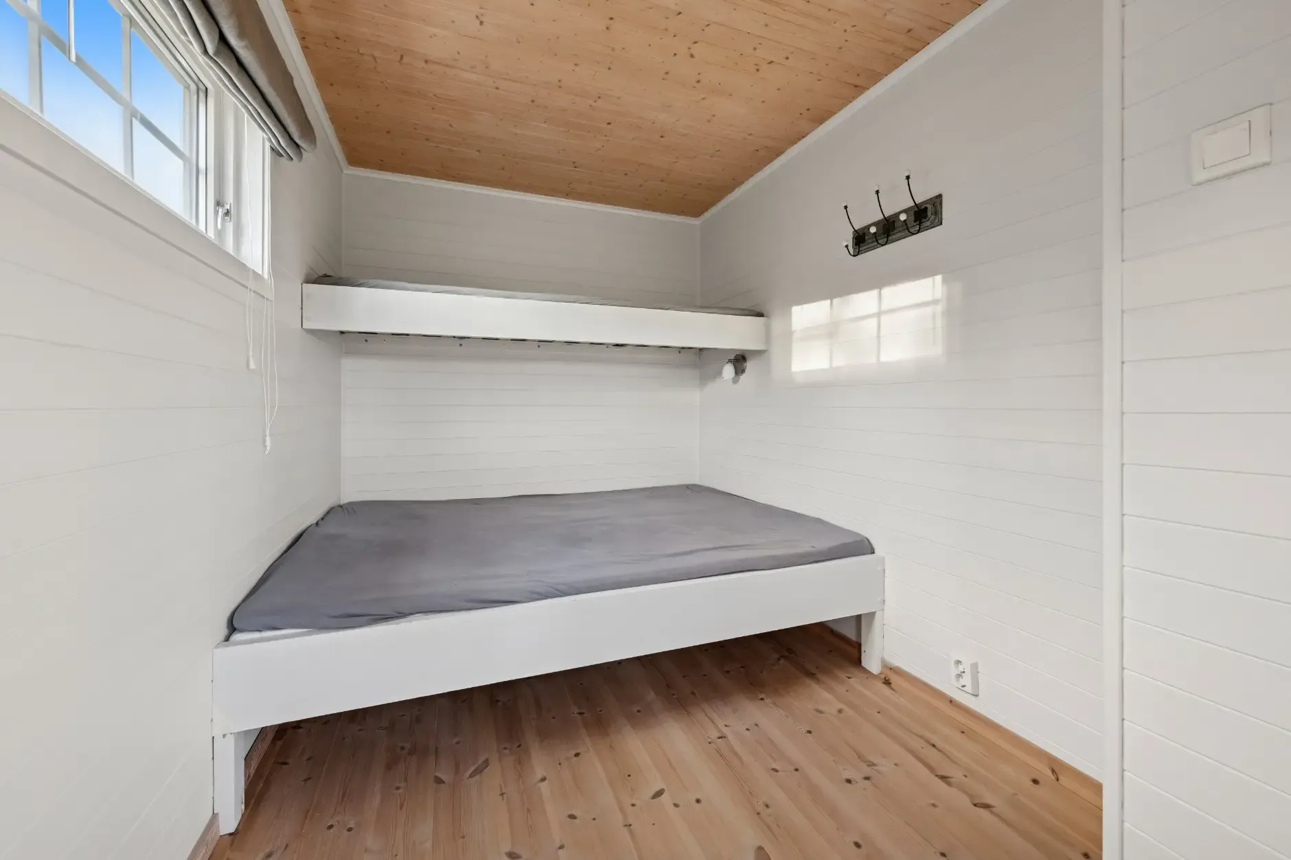 Scenic 2-Bedroom Cabin with Terrace and Parking in Tranøy, Norway - View image 30 of 35