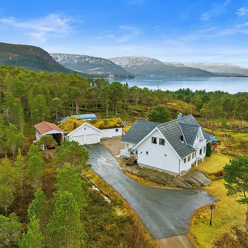 Spacious 5-Bedroom House with Expansive Garden in Scenic Ulvsvåg, Norway