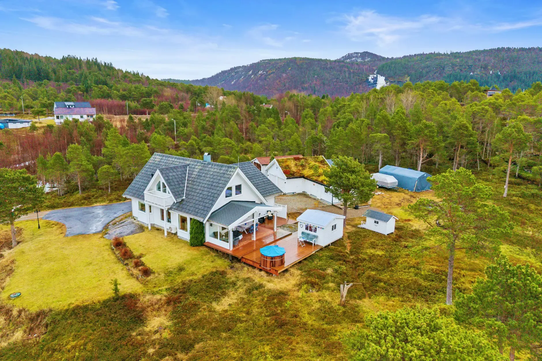 Spacious 5-Bedroom House with Expansive Garden in Scenic Ulvsvåg, Norway - Image 2