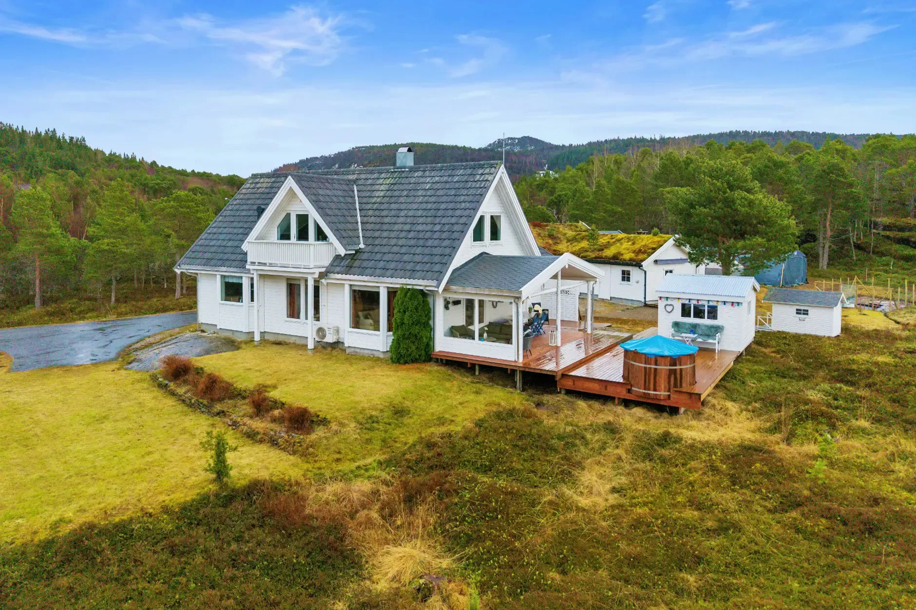 Spacious 5-Bedroom House with Expansive Garden in Scenic Ulvsvåg, Norway - Image 3