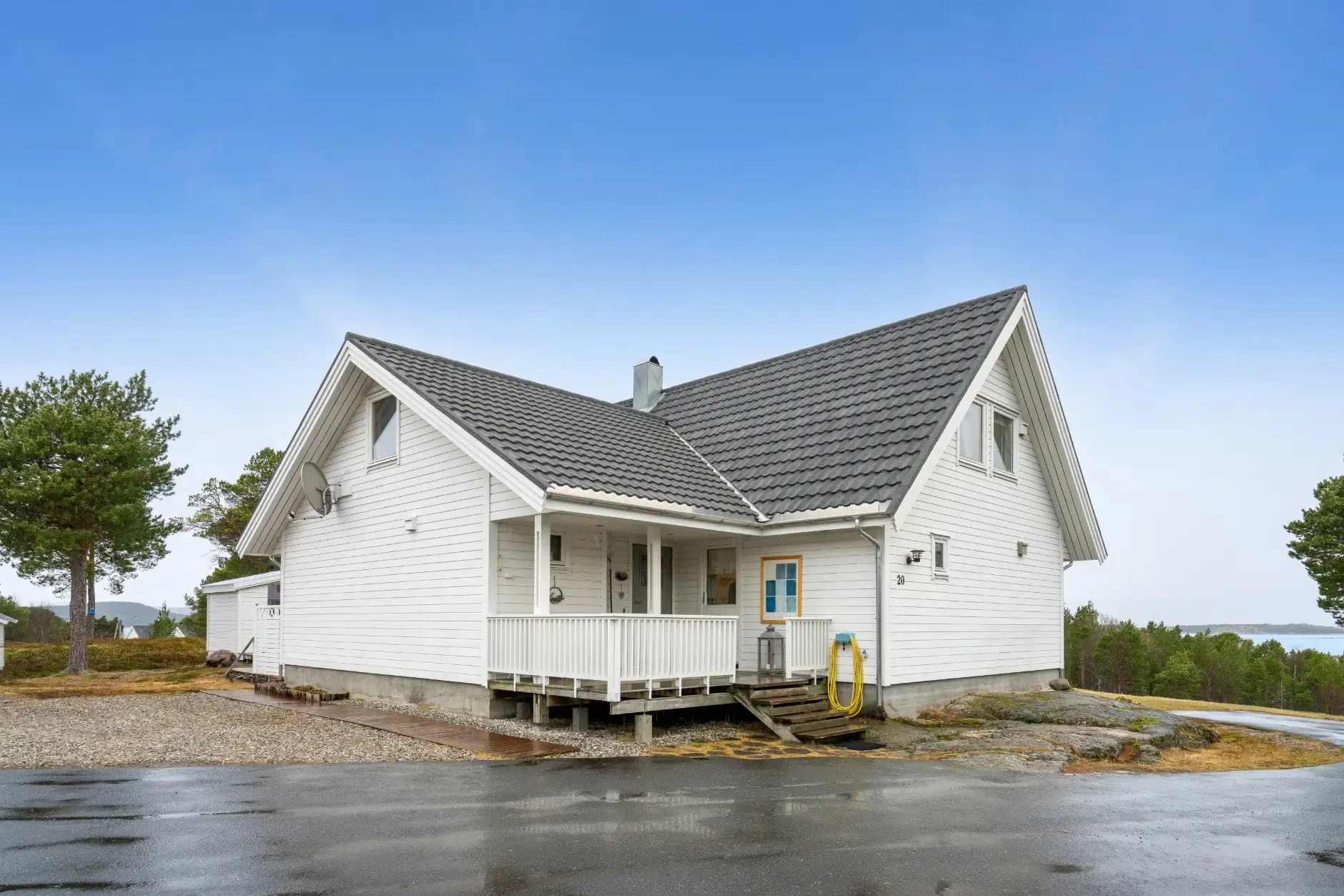 Spacious 5-Bedroom House with Expansive Garden in Scenic Ulvsvåg, Norway - View image 6 of 45