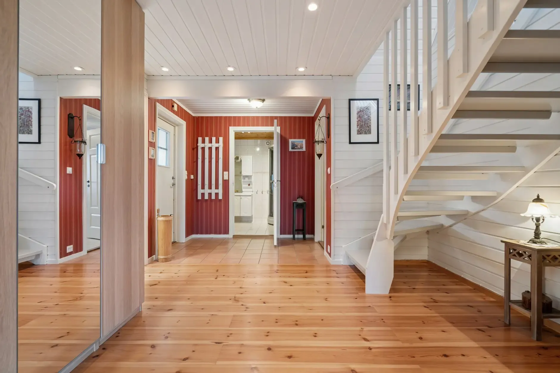 Spacious 5-Bedroom House with Expansive Garden in Scenic Ulvsvåg, Norway - View image 9 of 45