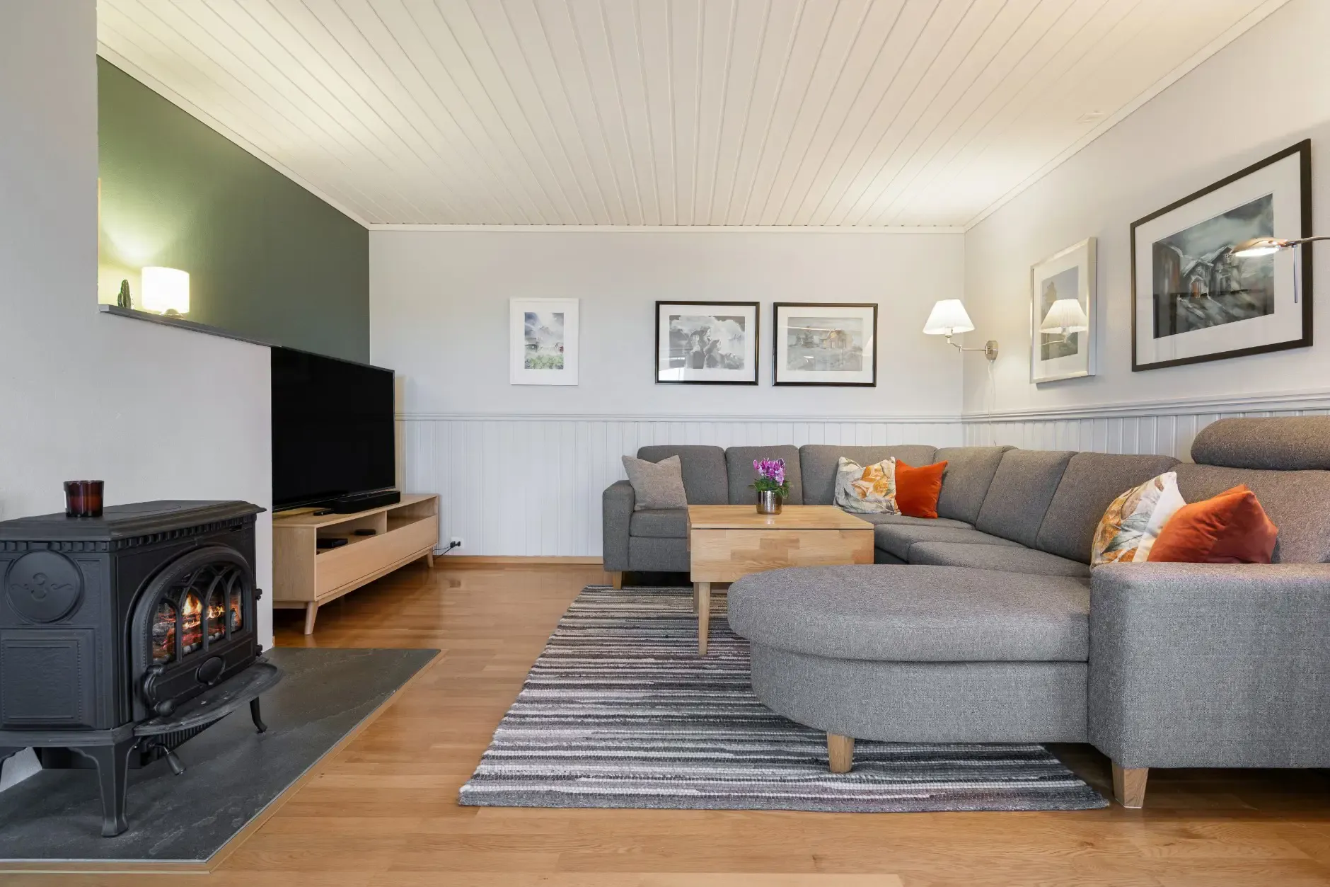 Spacious 5-Bedroom House with Expansive Garden in Scenic Ulvsvåg, Norway - View image 12 of 45