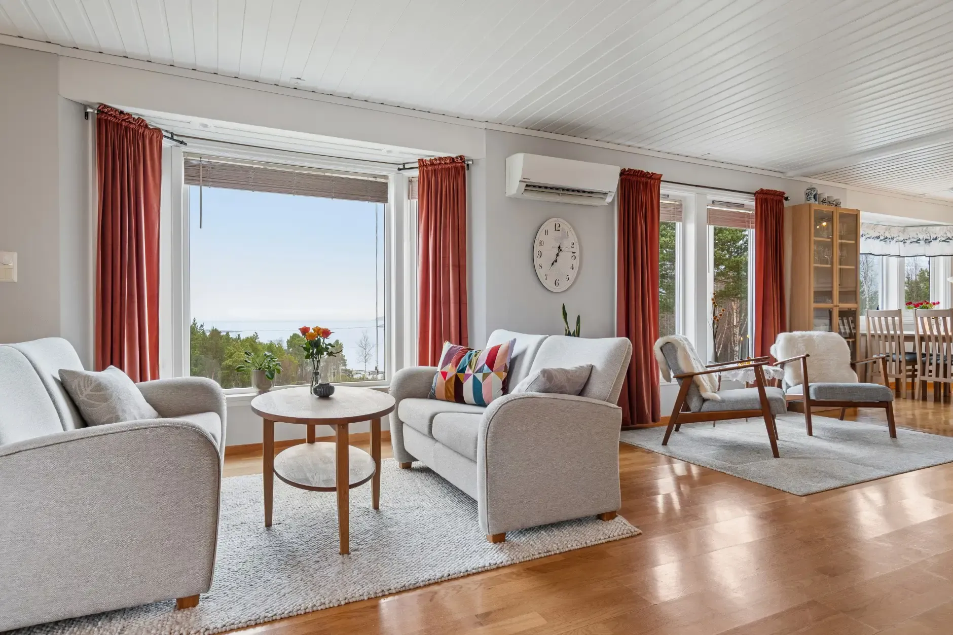 Spacious 5-Bedroom House with Expansive Garden in Scenic Ulvsvåg, Norway - View image 15 of 45