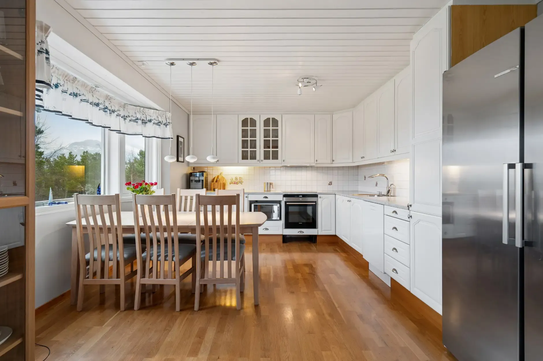 Spacious 5-Bedroom House with Expansive Garden in Scenic Ulvsvåg, Norway - View image 17 of 45