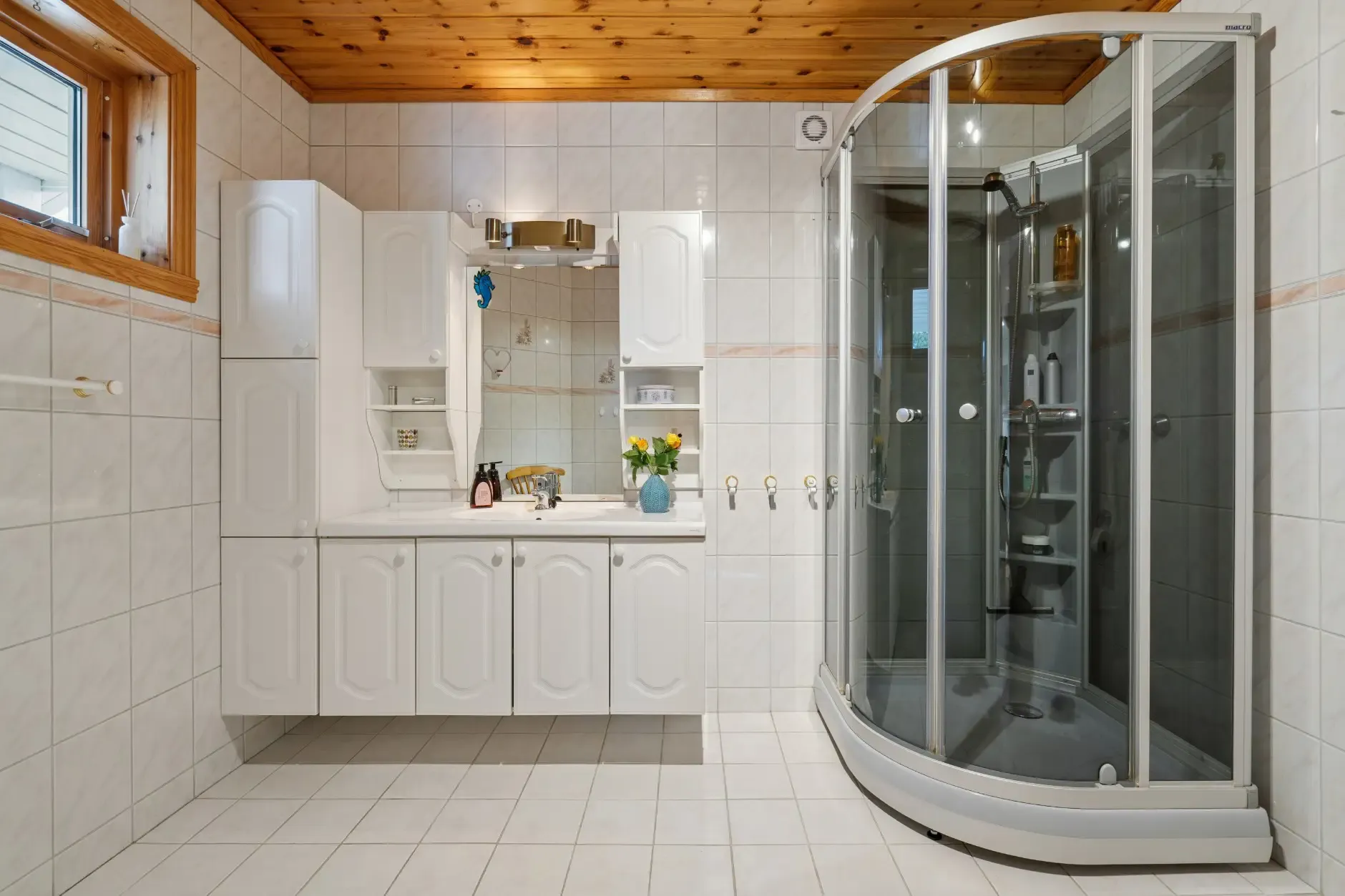 Spacious 5-Bedroom House with Expansive Garden in Scenic Ulvsvåg, Norway - View image 20 of 45