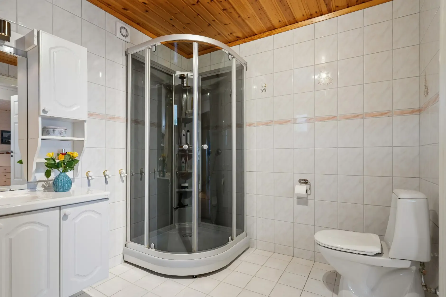 Spacious 5-Bedroom House with Expansive Garden in Scenic Ulvsvåg, Norway - View image 21 of 45