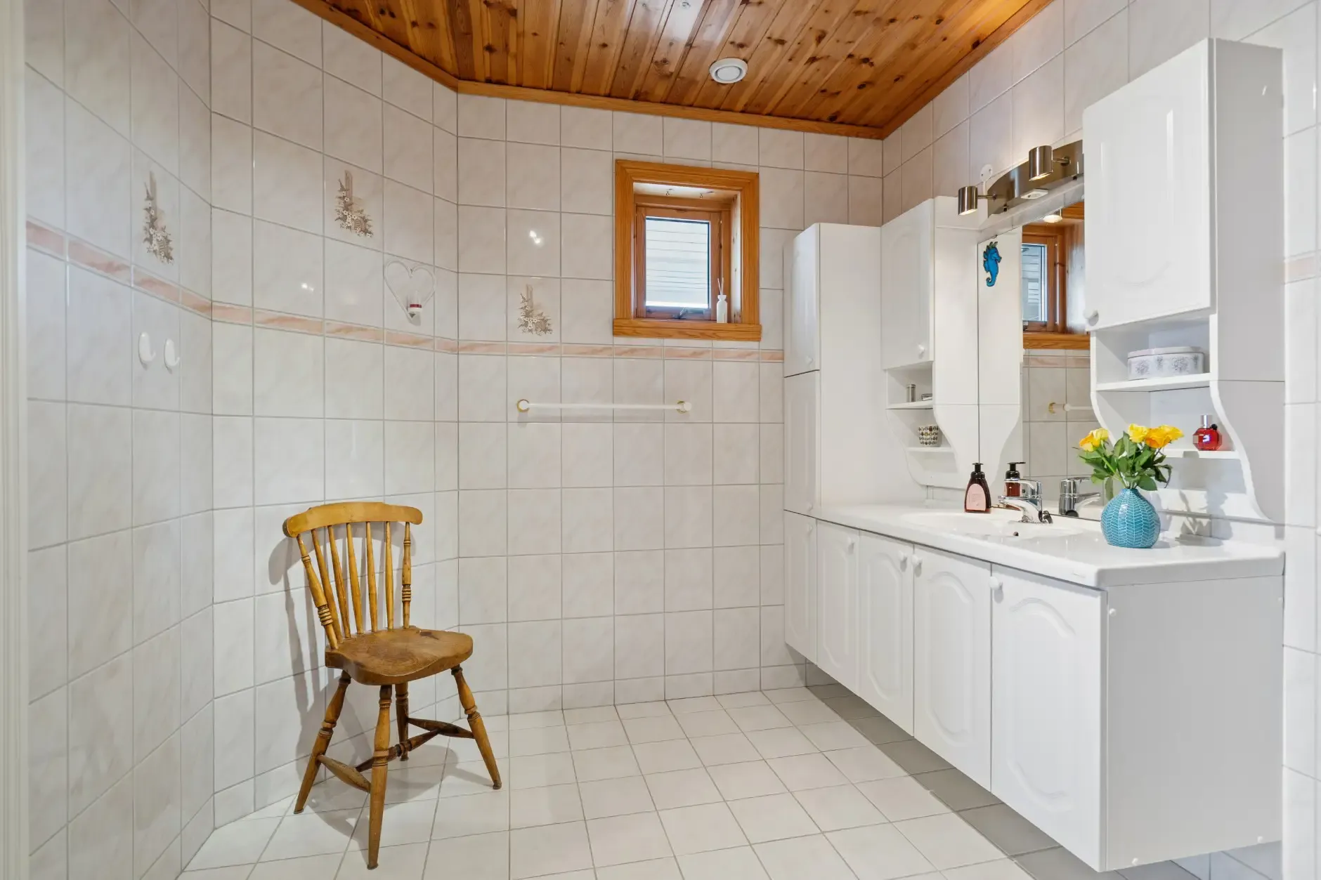 Spacious 5-Bedroom House with Expansive Garden in Scenic Ulvsvåg, Norway - View image 22 of 45